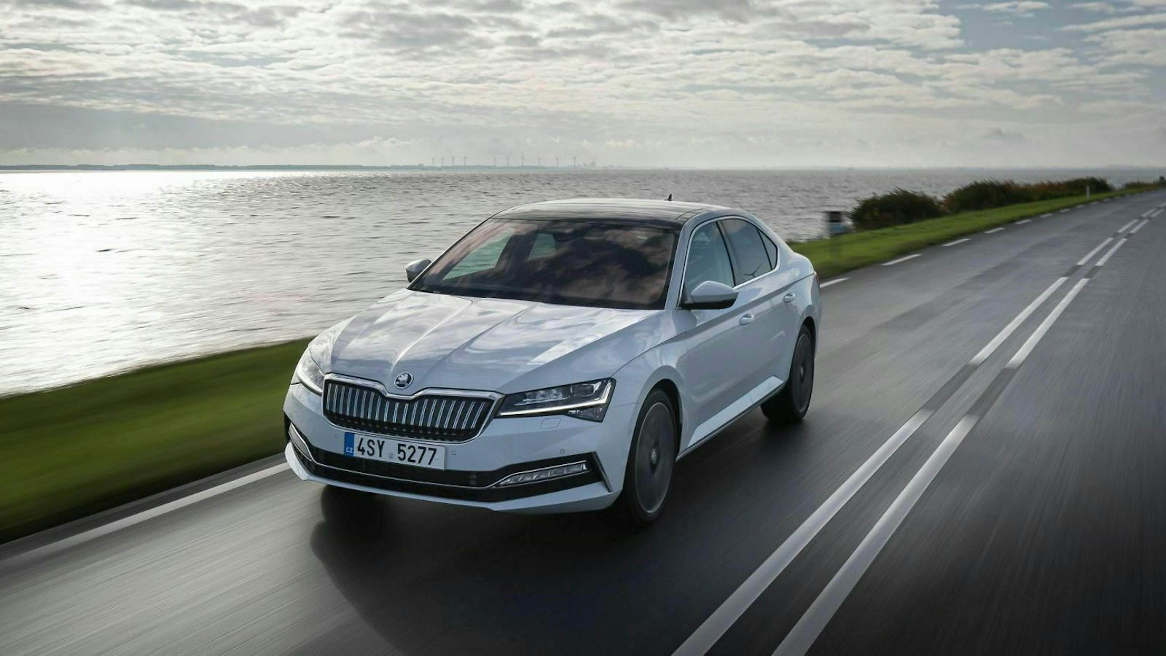 Škoda Superb IV in der Frontansicht, fahrend