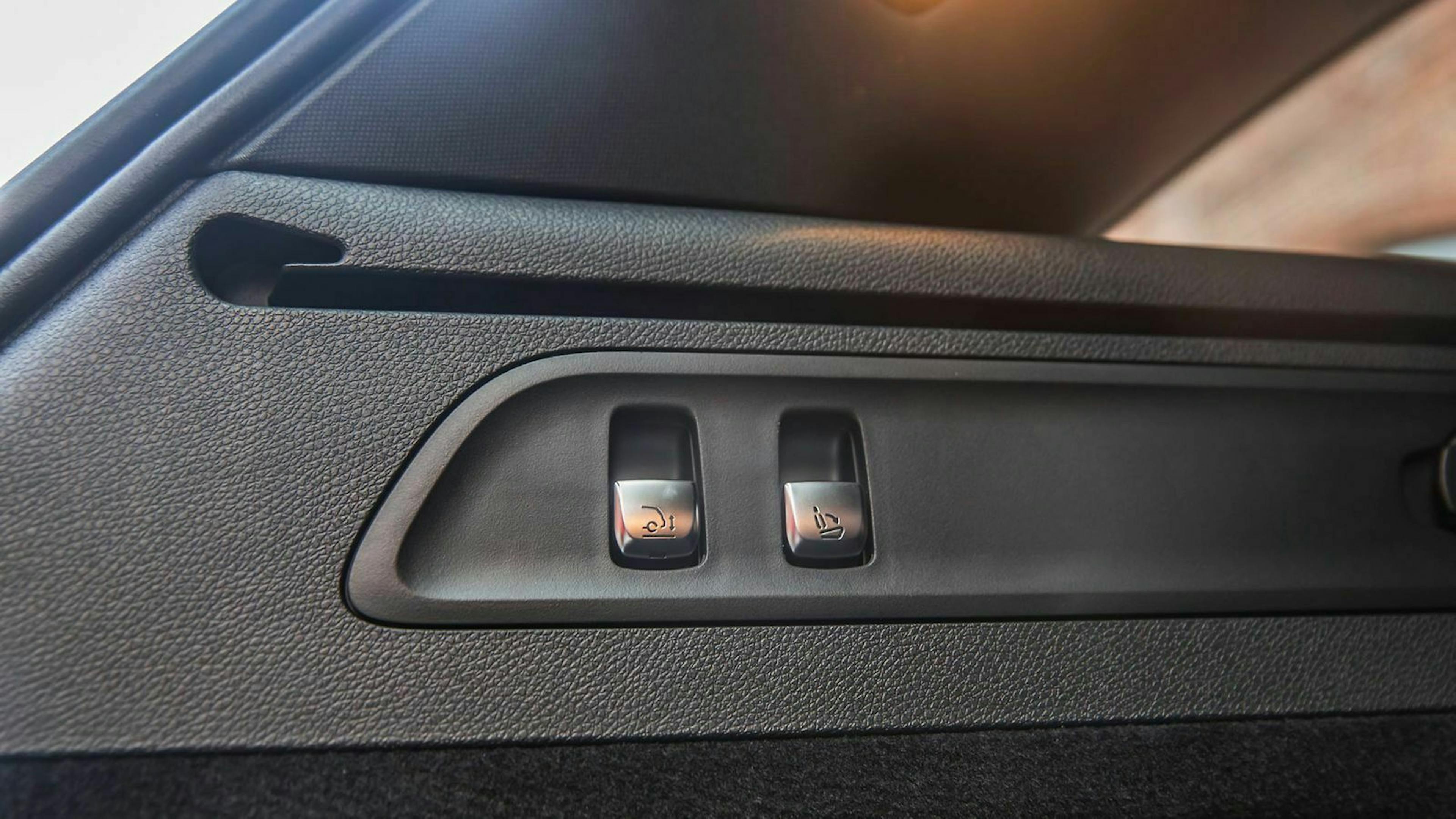 Ansicht der Steuerung für das Luftfahrwerk im Kofferraum des Mercedes GLC 220 d