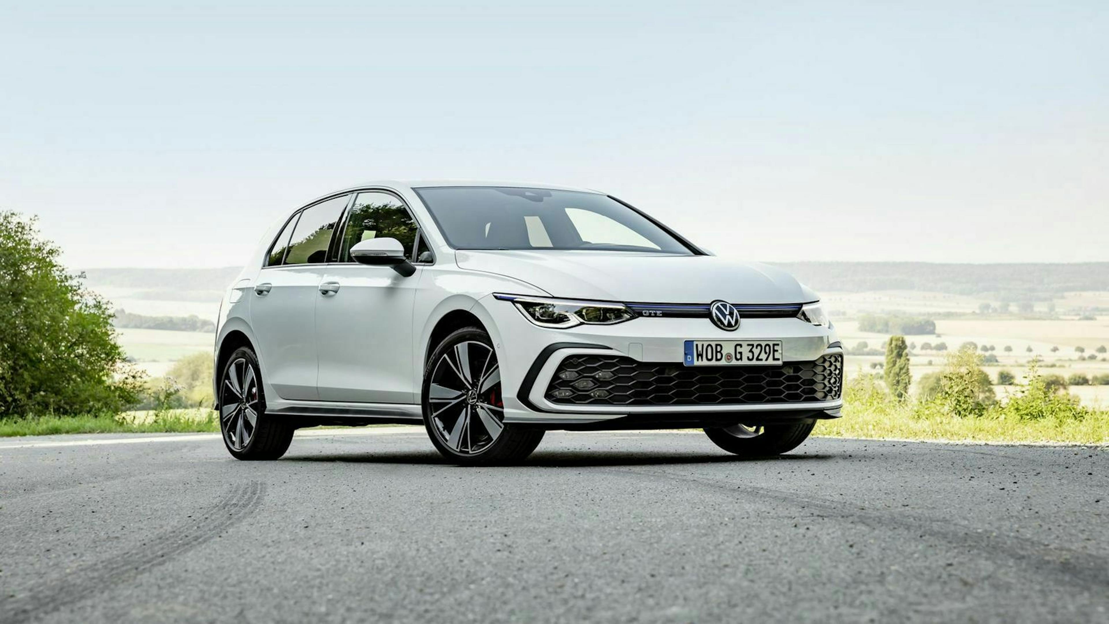 VW Golf 8 GTE im Stand mit seitliche Frontansicht