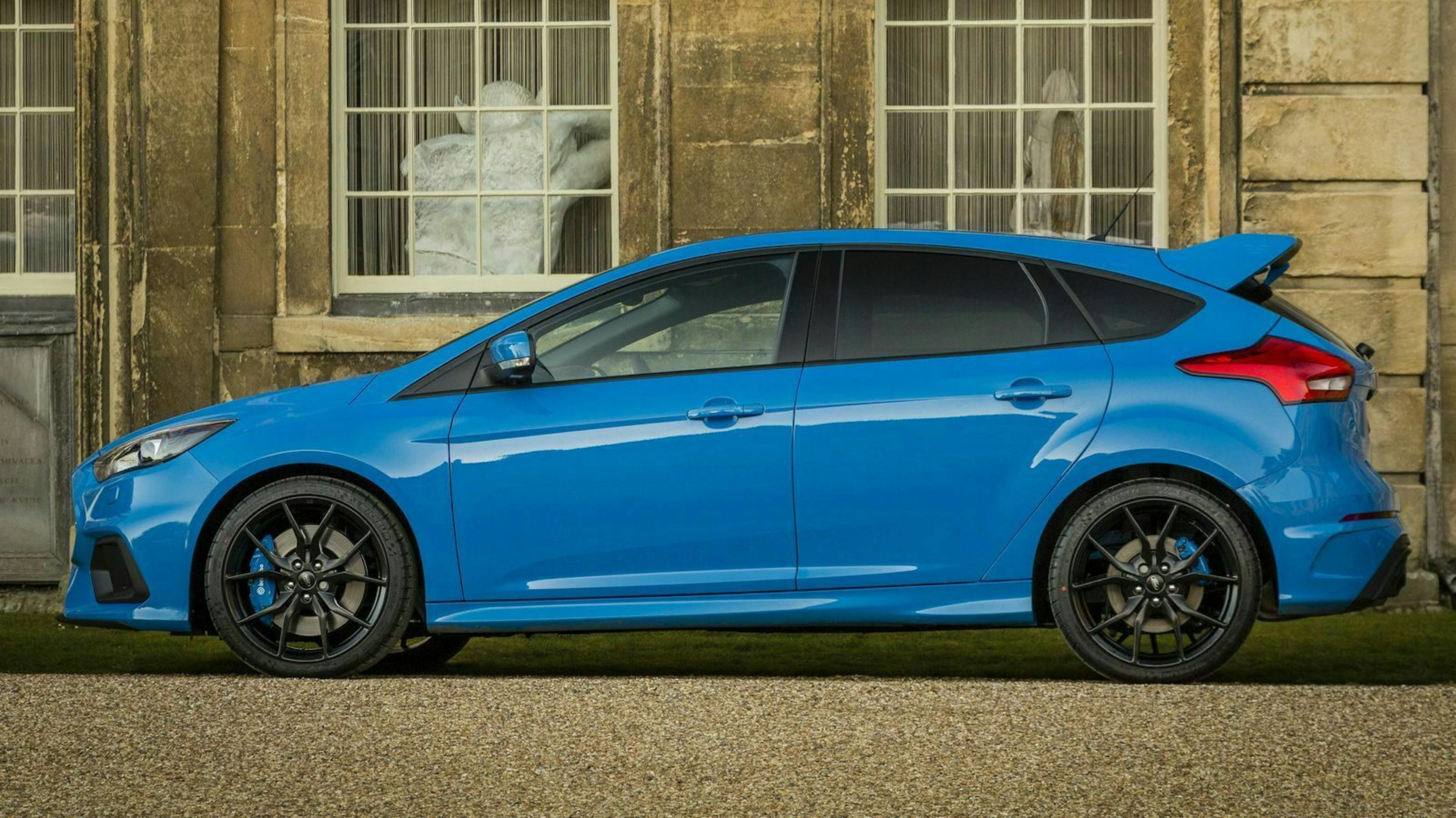 Zu sehen ist der Ford Focus RS MK III in seitlicher Position