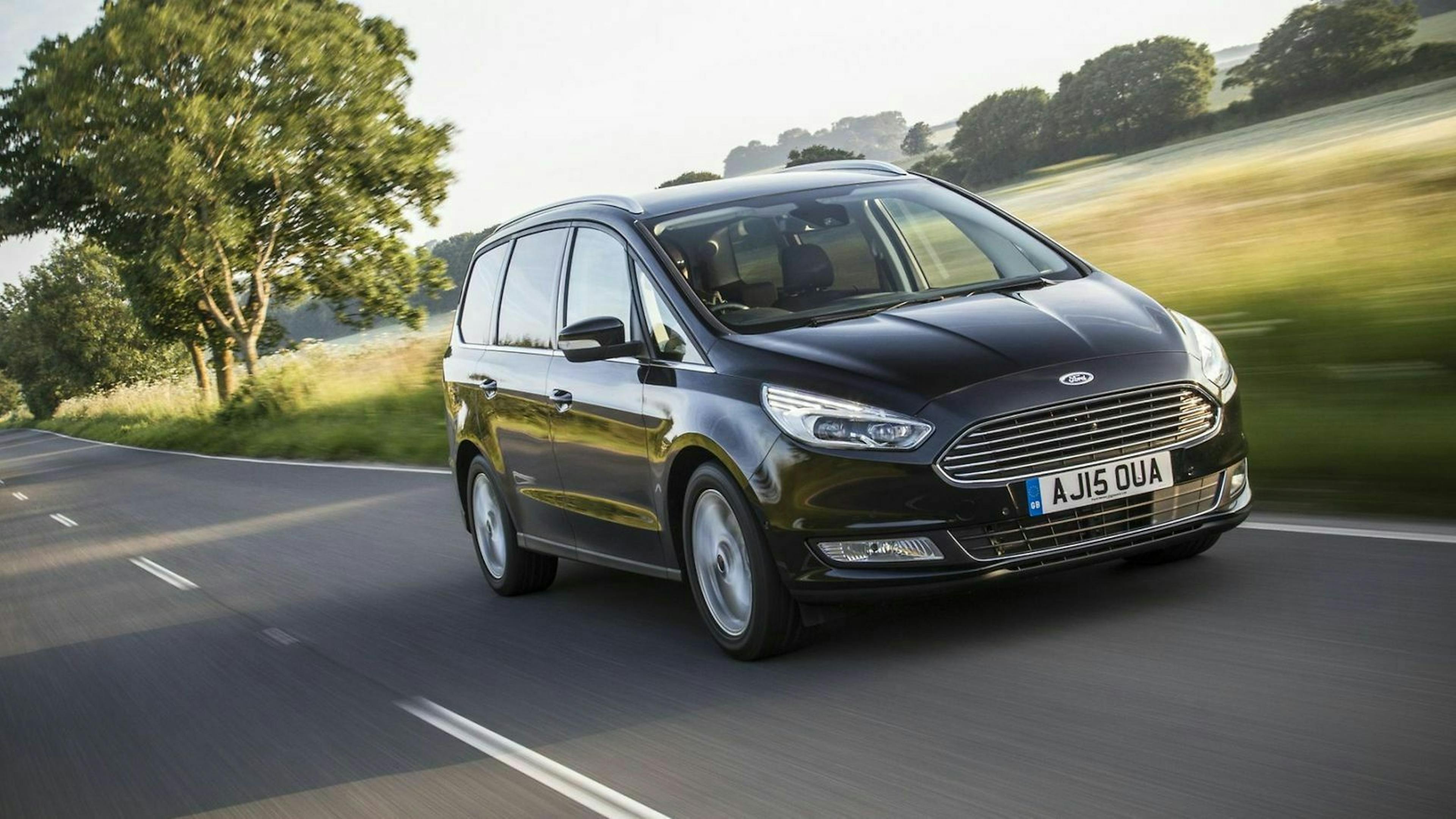 Der Ford Galaxy in der Ansicht von vorne-rechts, fahrend auf einer Landstraße
