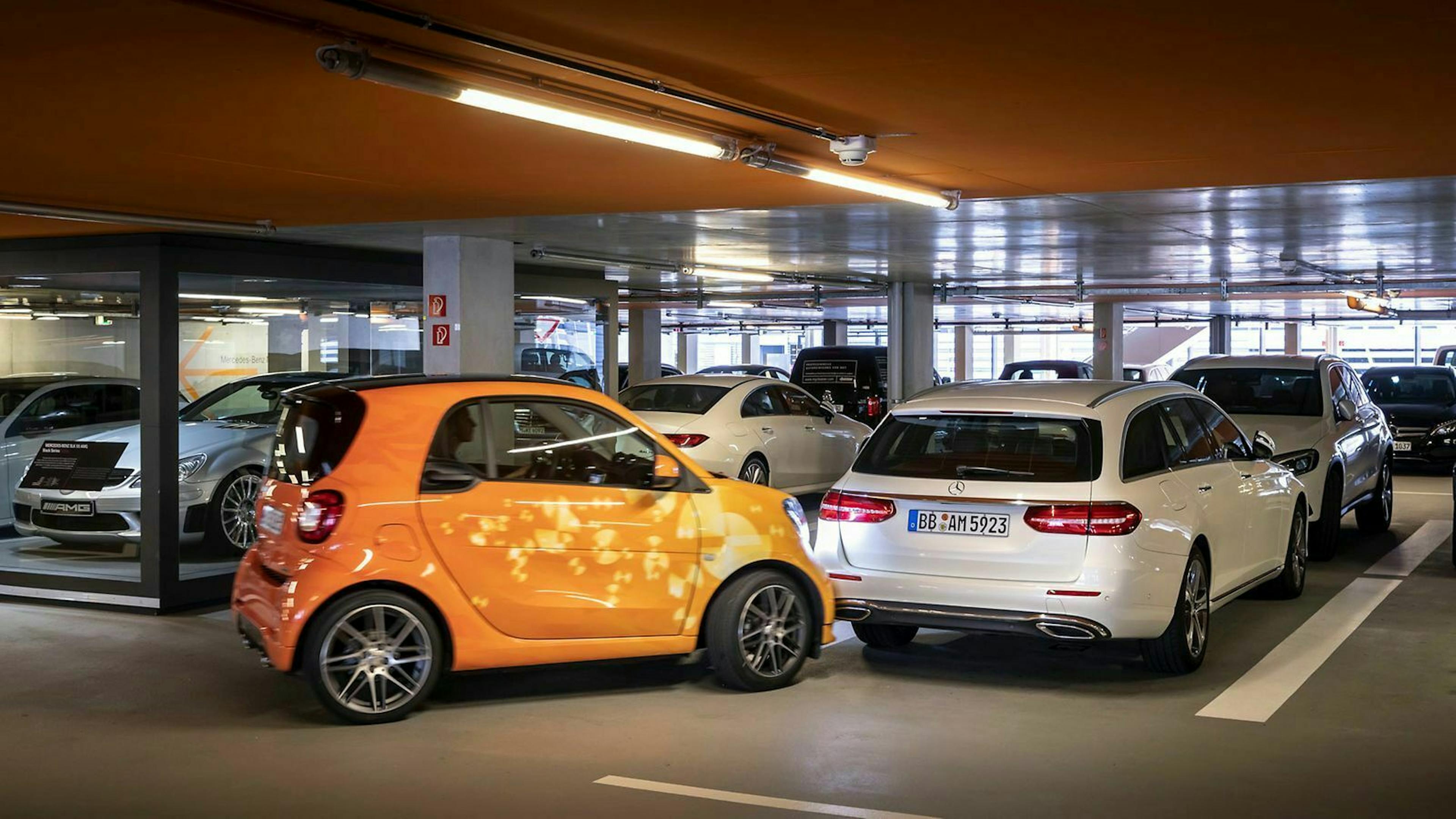 Ein orangener Smart hat das Heck einer Mercedes E-Klasse gestriffen.