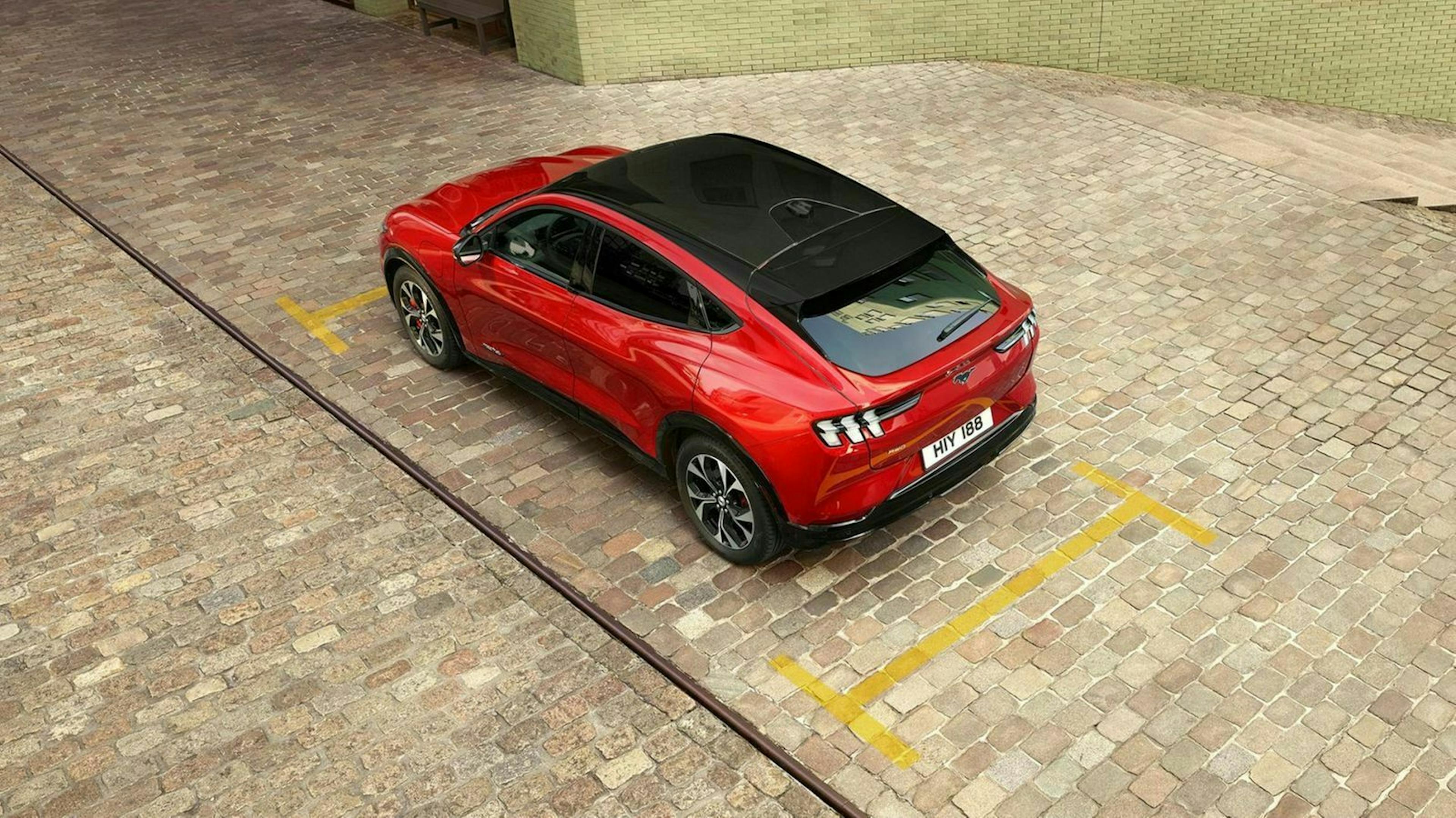 Der Ford Mustang Mach-E aus der Vogelperspektive