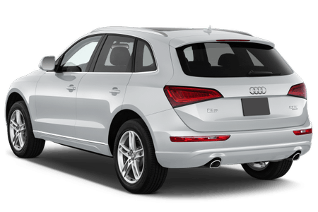 Silberner SUV der Marke Audi, aufgenommen von hinten seitlich. Der Wagen hat getönte Heckscheiben und sichtbaren Doppelauspuff.