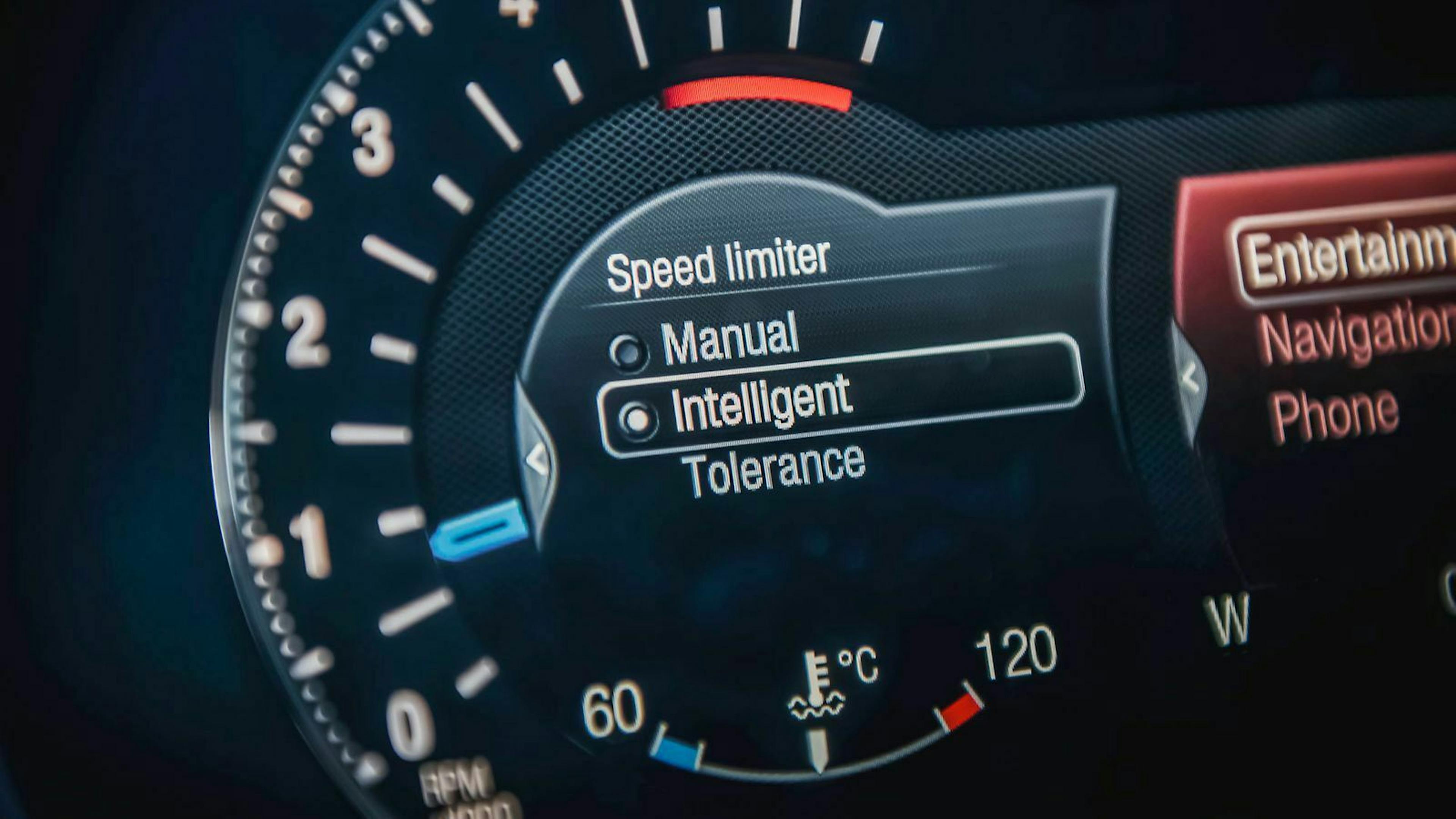 Im Fahrzeug Cockpit stellt jemand den intelligente Tempobremse ein