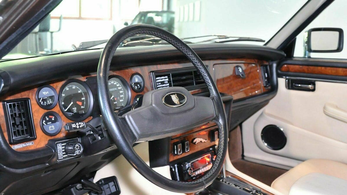 Blick auf das Cockpit des Jaguar XJ12