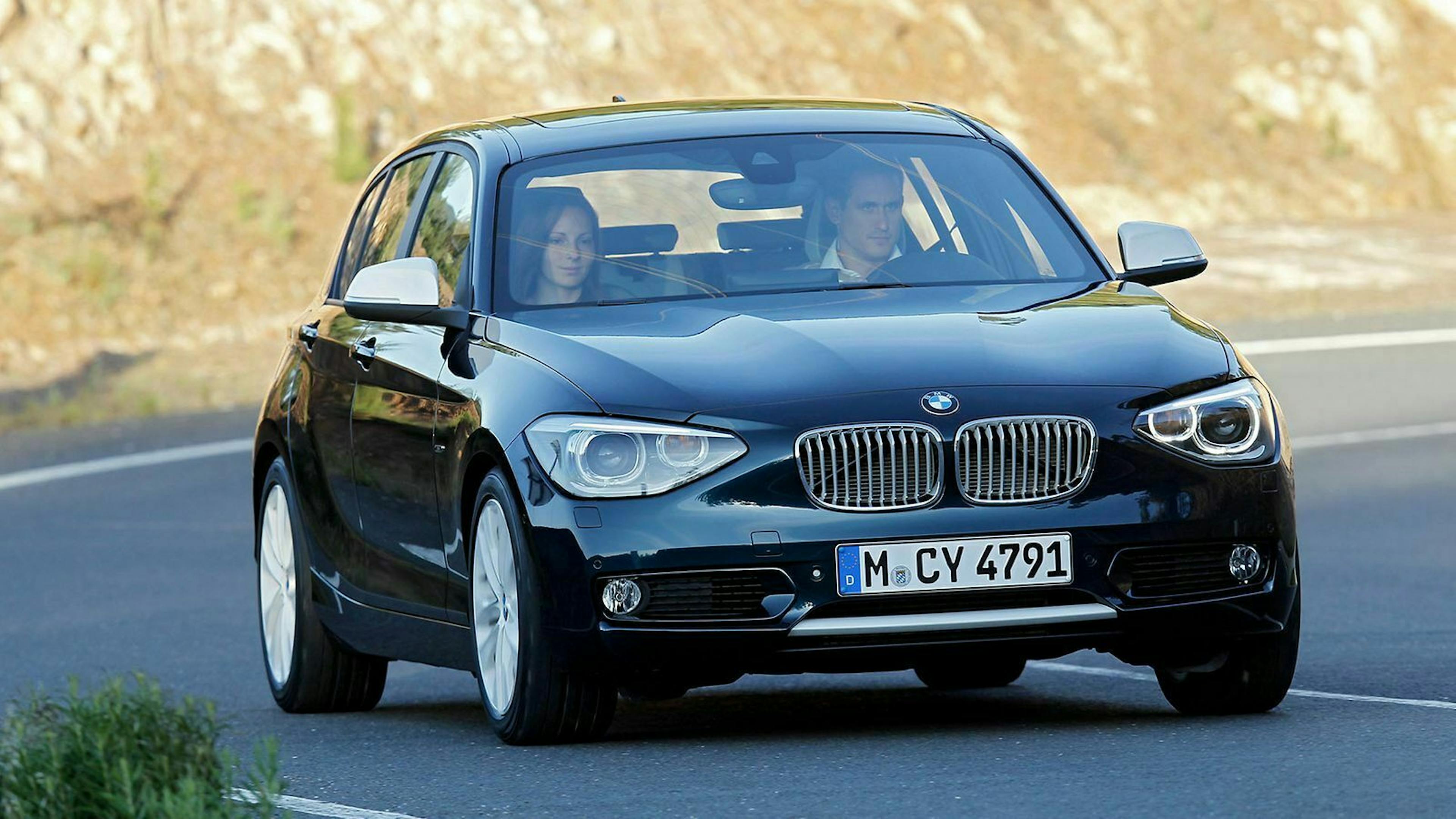Zu sehen ist die Front des 1er BMW in der Ausstattungslinie Urban Line