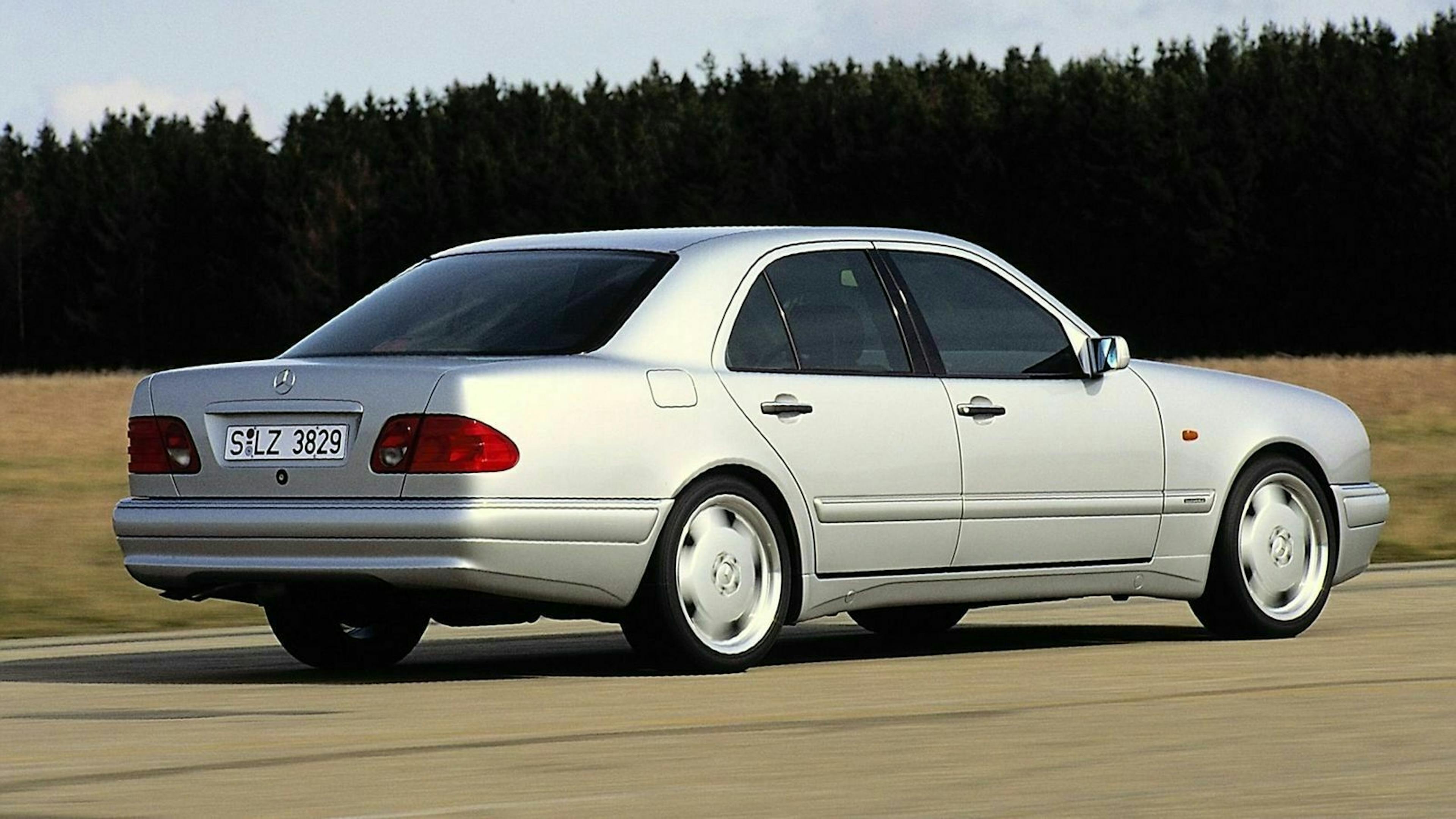 Mercedes E-Klasse in der Ansicht von hinten-rechts, fahrend