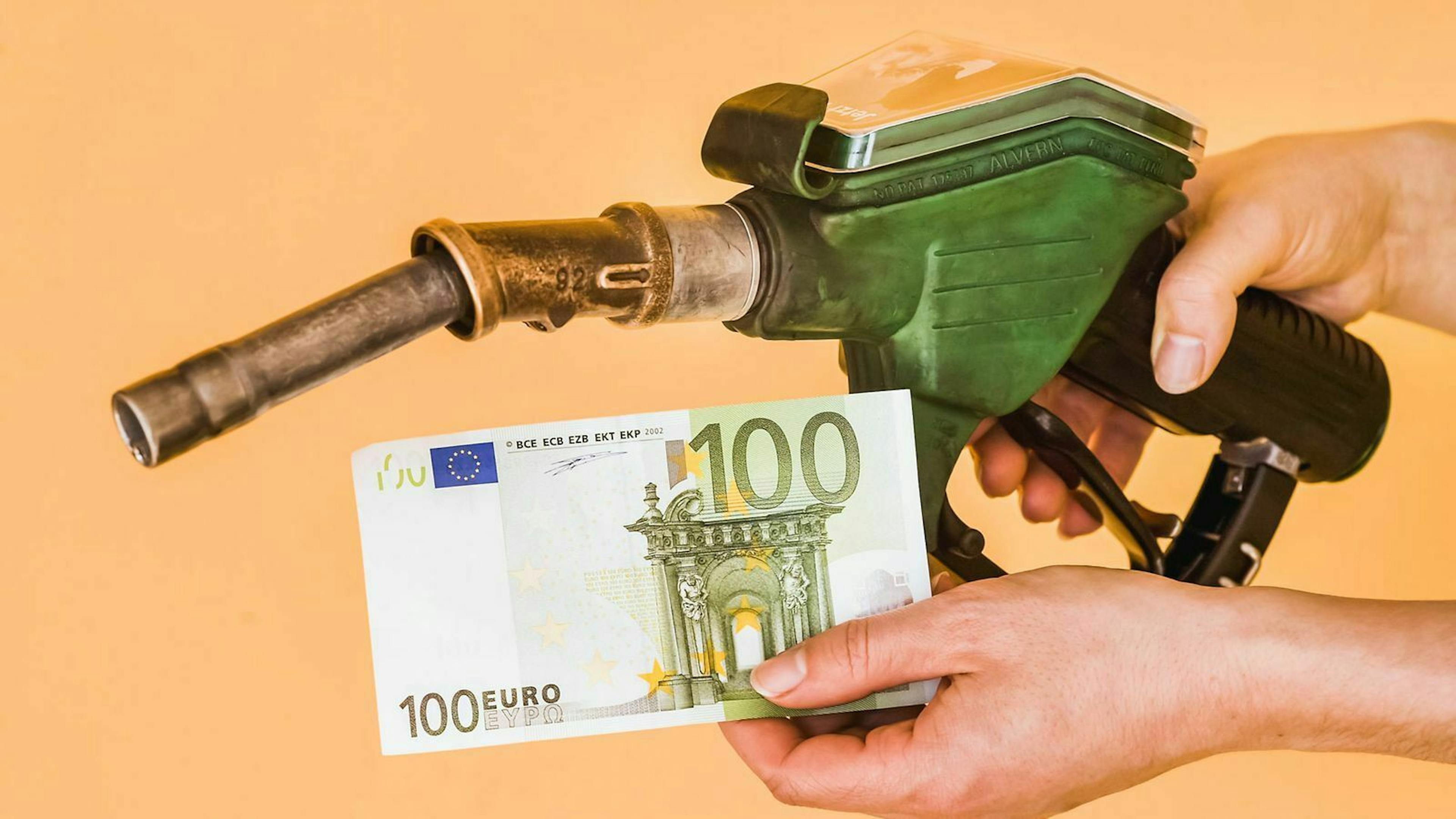 Mit Spritkostenrechnern kannst du die Höhe deiner Spritkosten berechnen – und sie auf die Mitfahrer aufteilen. 