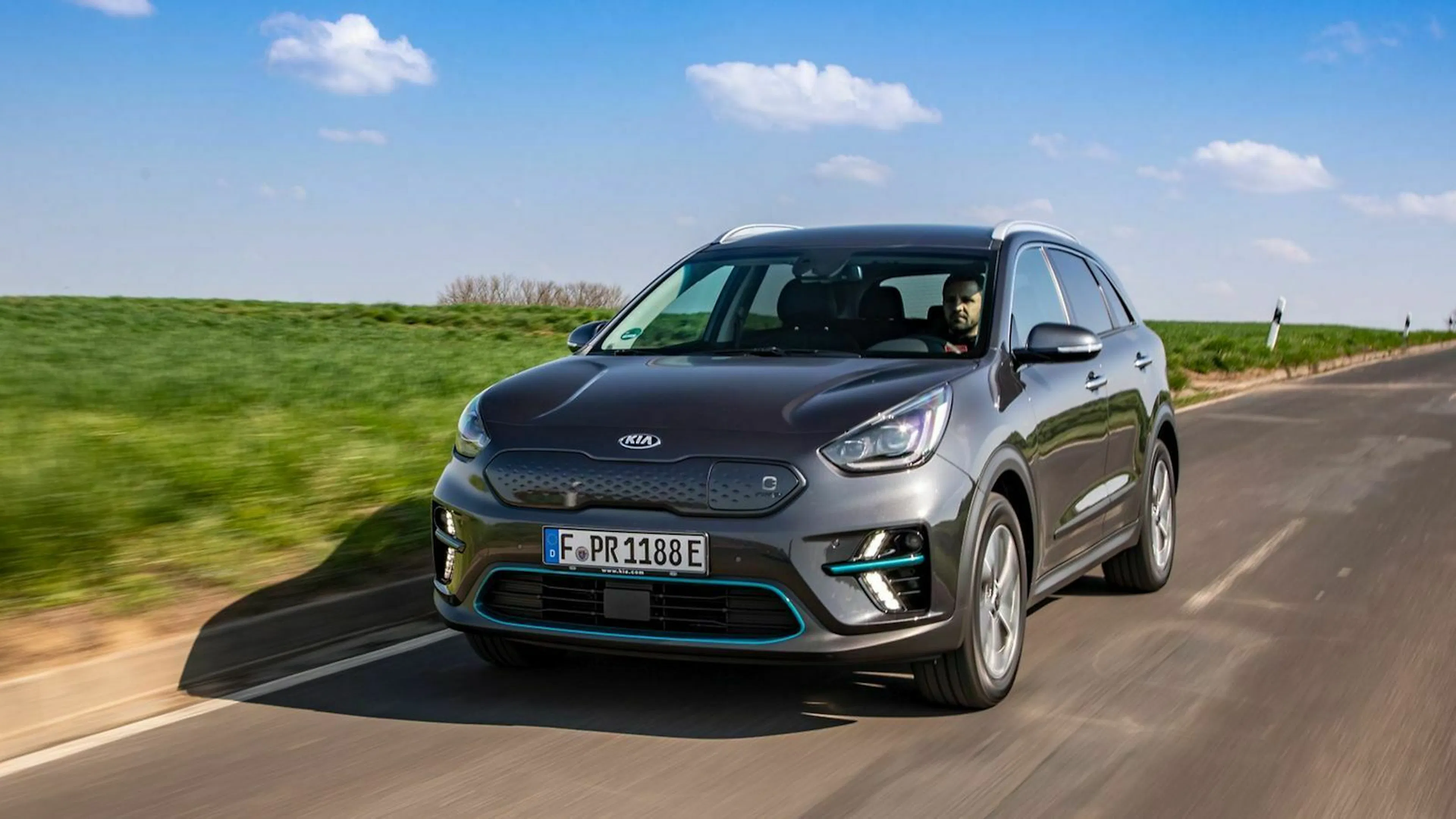 Kia_e-Niro (2019) in der Frontansicht, fahrend