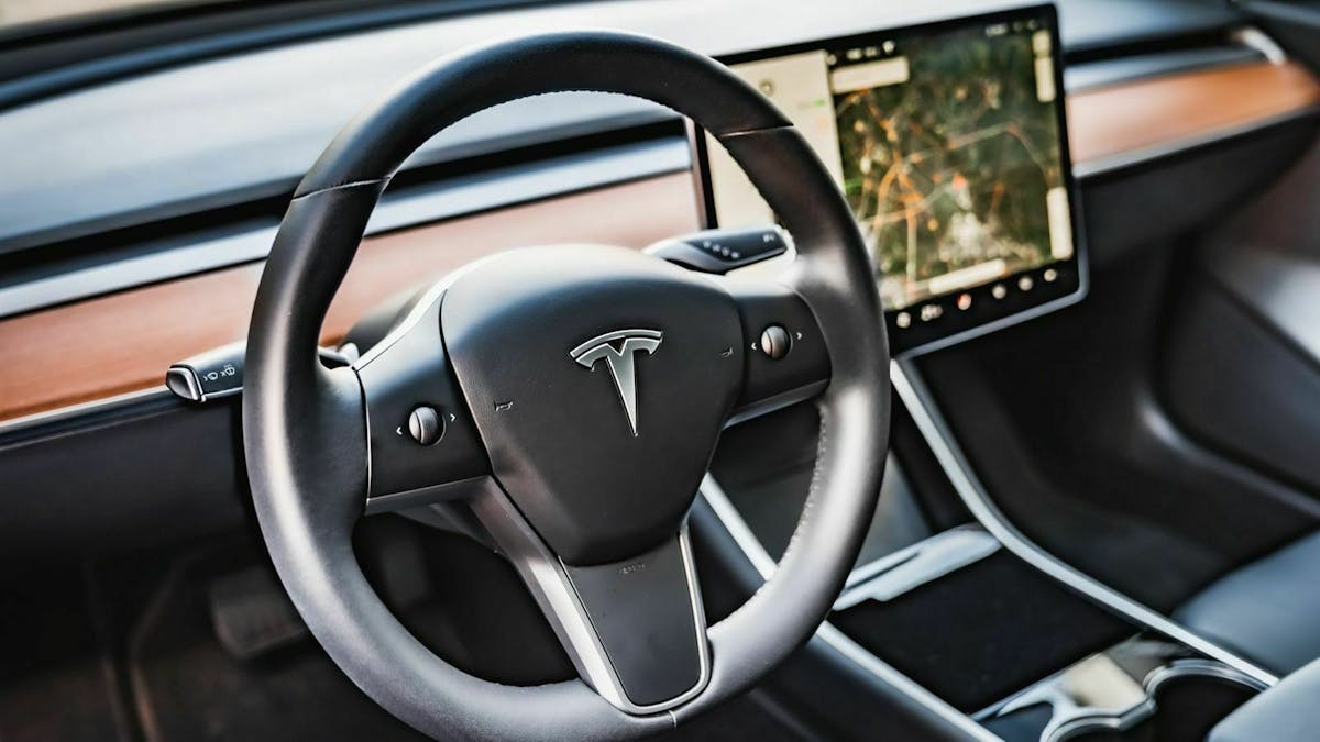 Das Lenkrad und das Display des Tesla Model 3