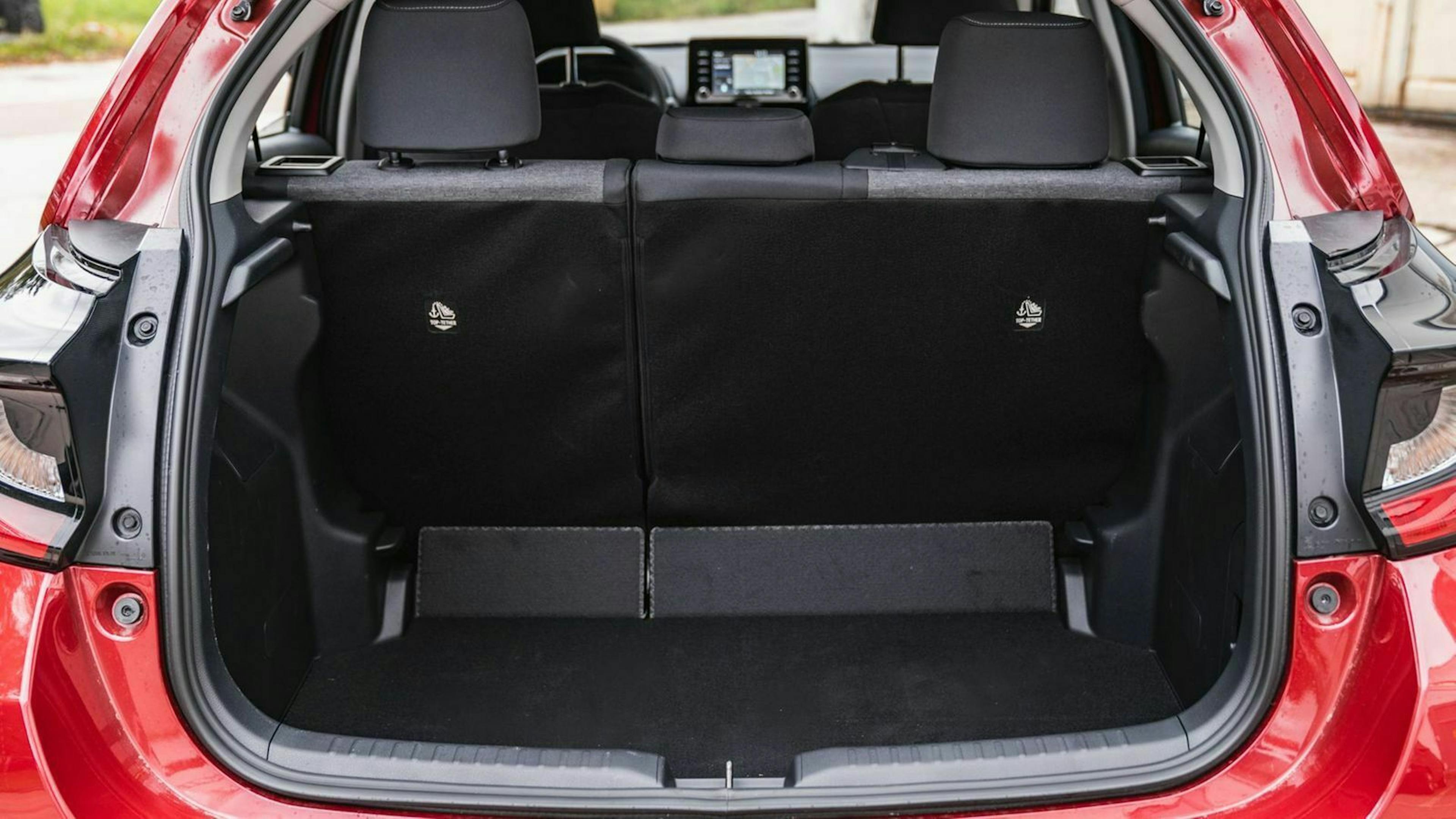 Der Kofferraum des Toyota Yaris Hybrid (2020) 