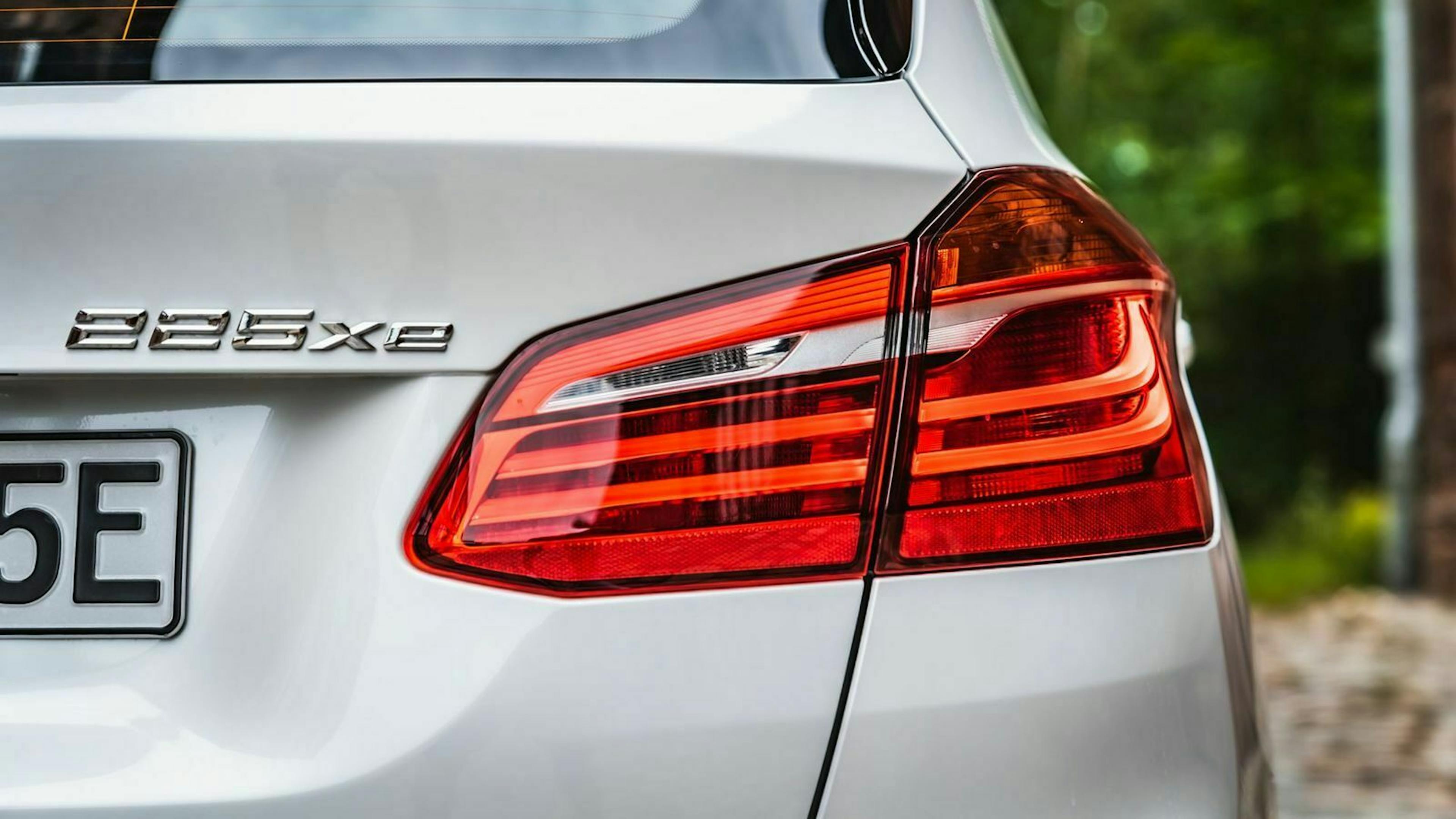 BMW 225 xe Test Nahaufnahme Heckblinker rechts