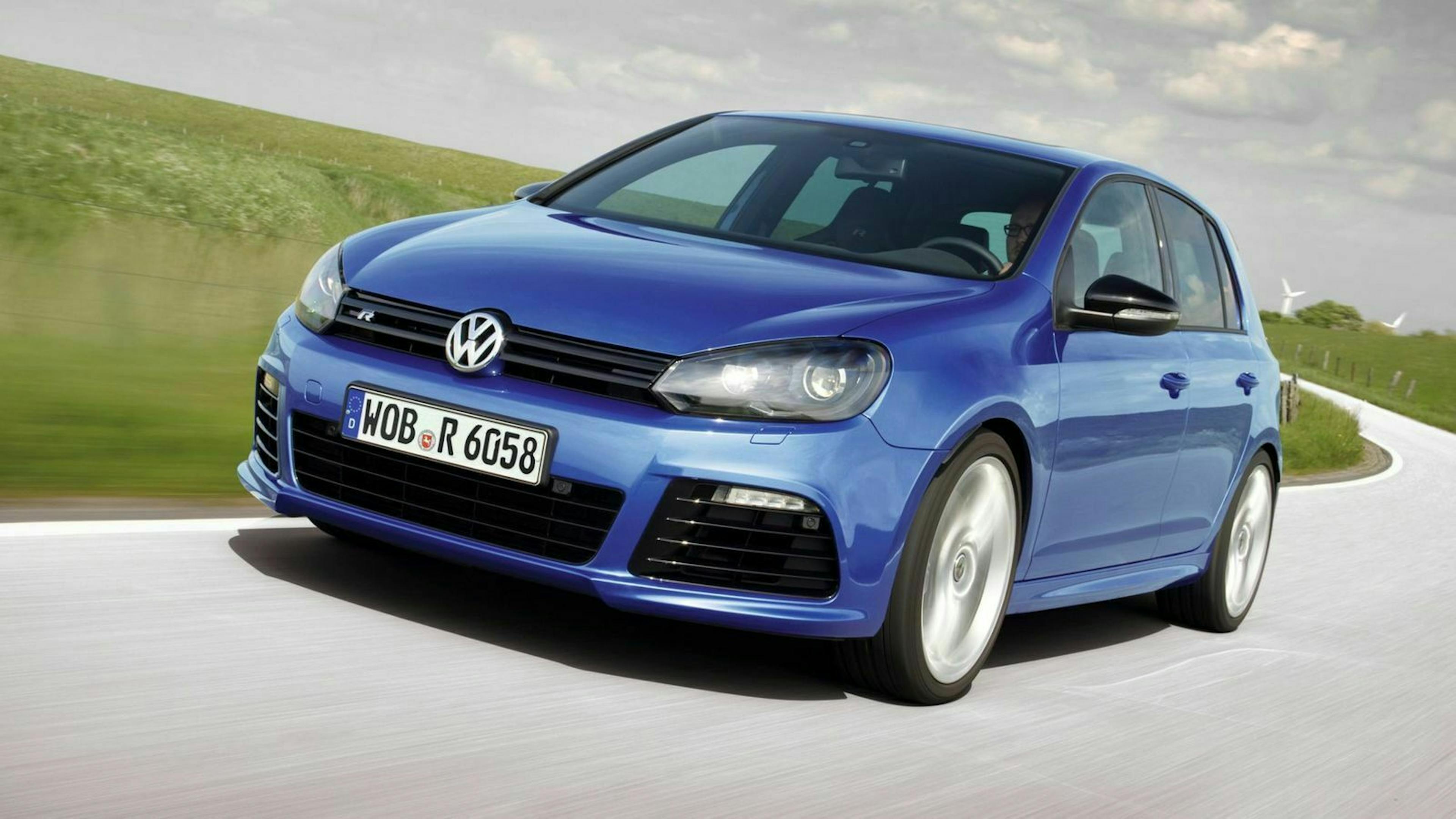 Der VW Golf 6 R in Frontansicht fahrend