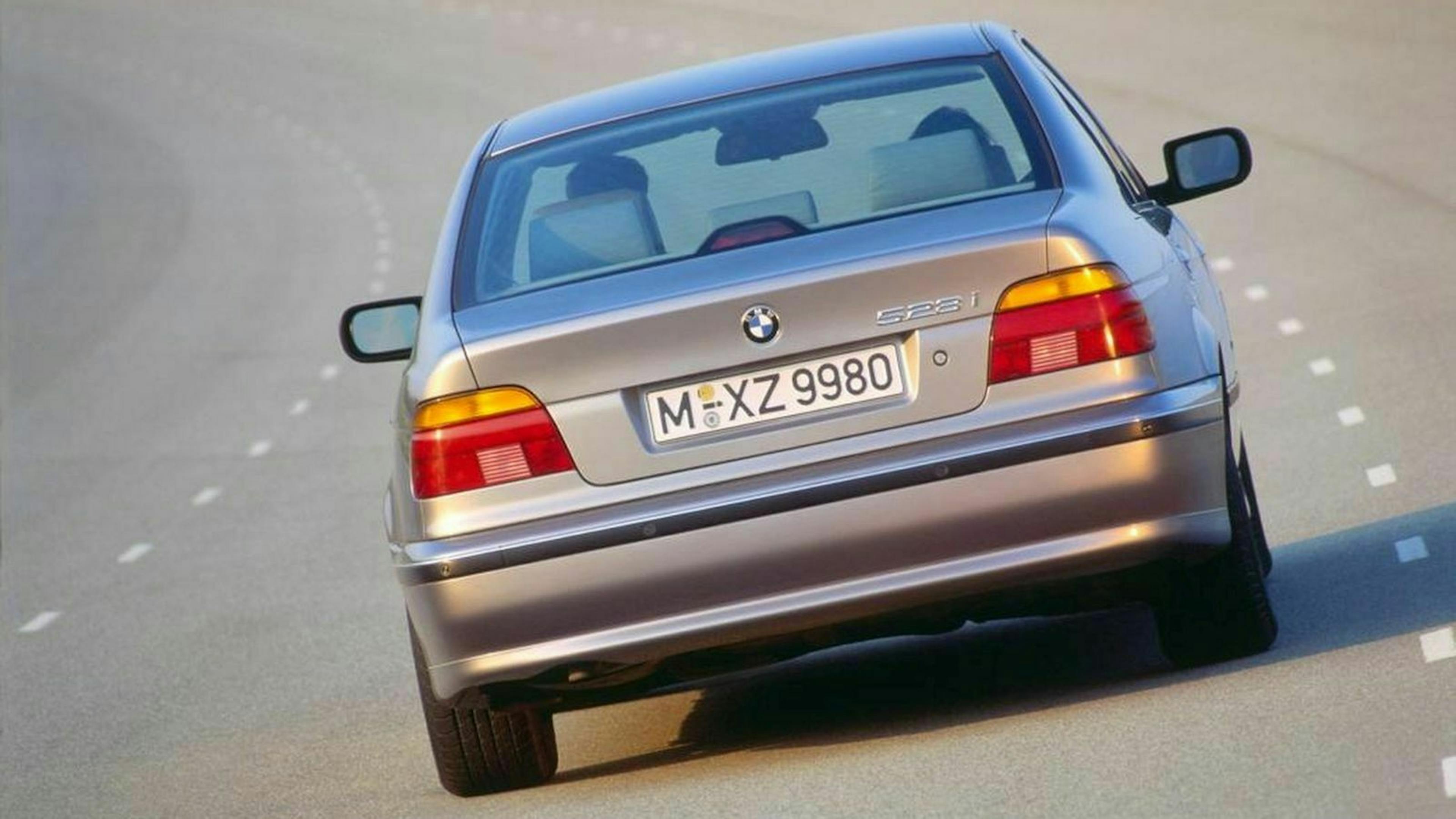 Der BMW 5er E39 von hinten, fahrend