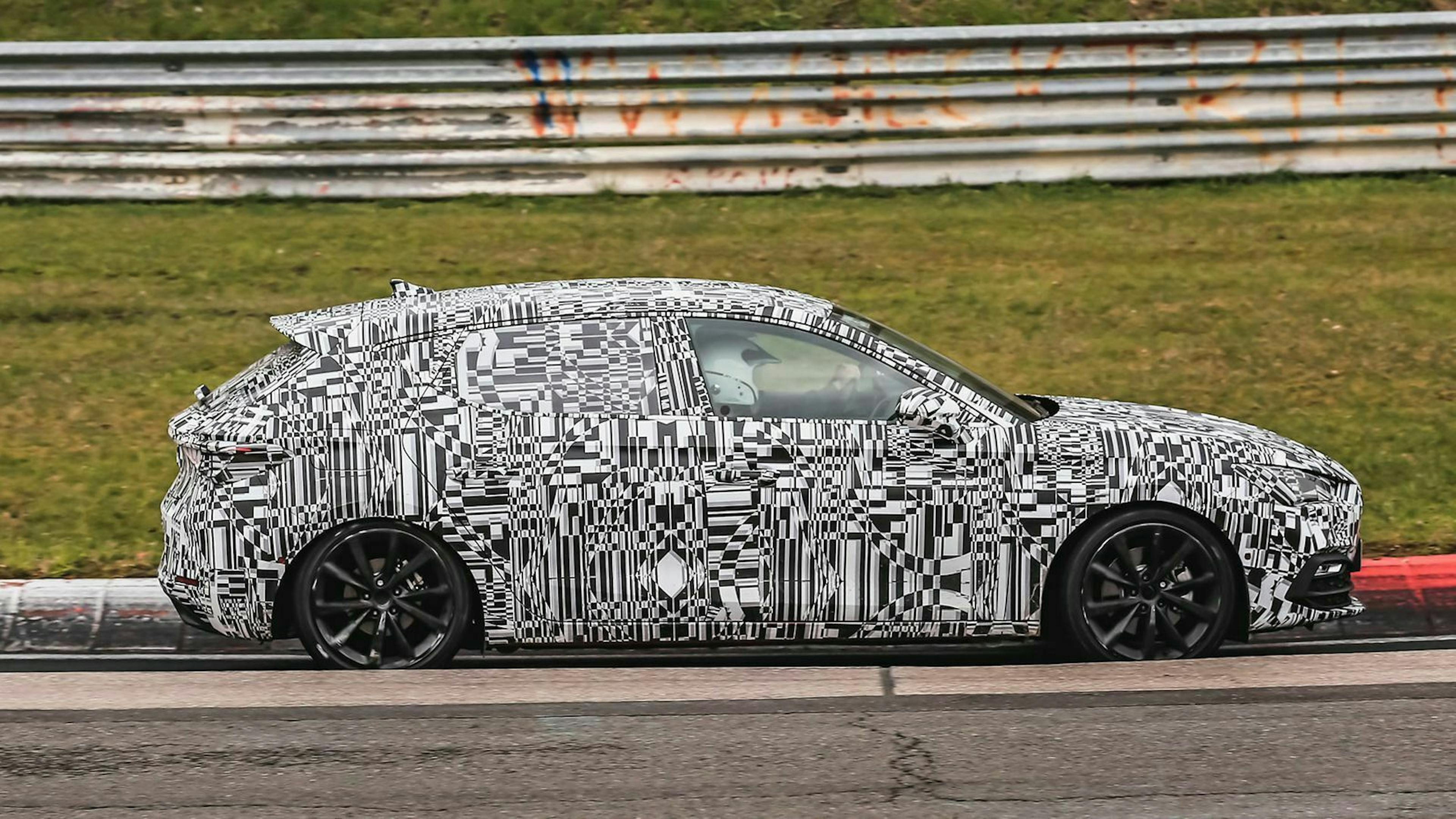 Seat Leon Erlkönig in der Seitenansicht, fahrend