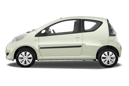 Kompakter, grüner Kleinwagen in Seitenansicht, hervorgehoben vor weißem Hintergrund.