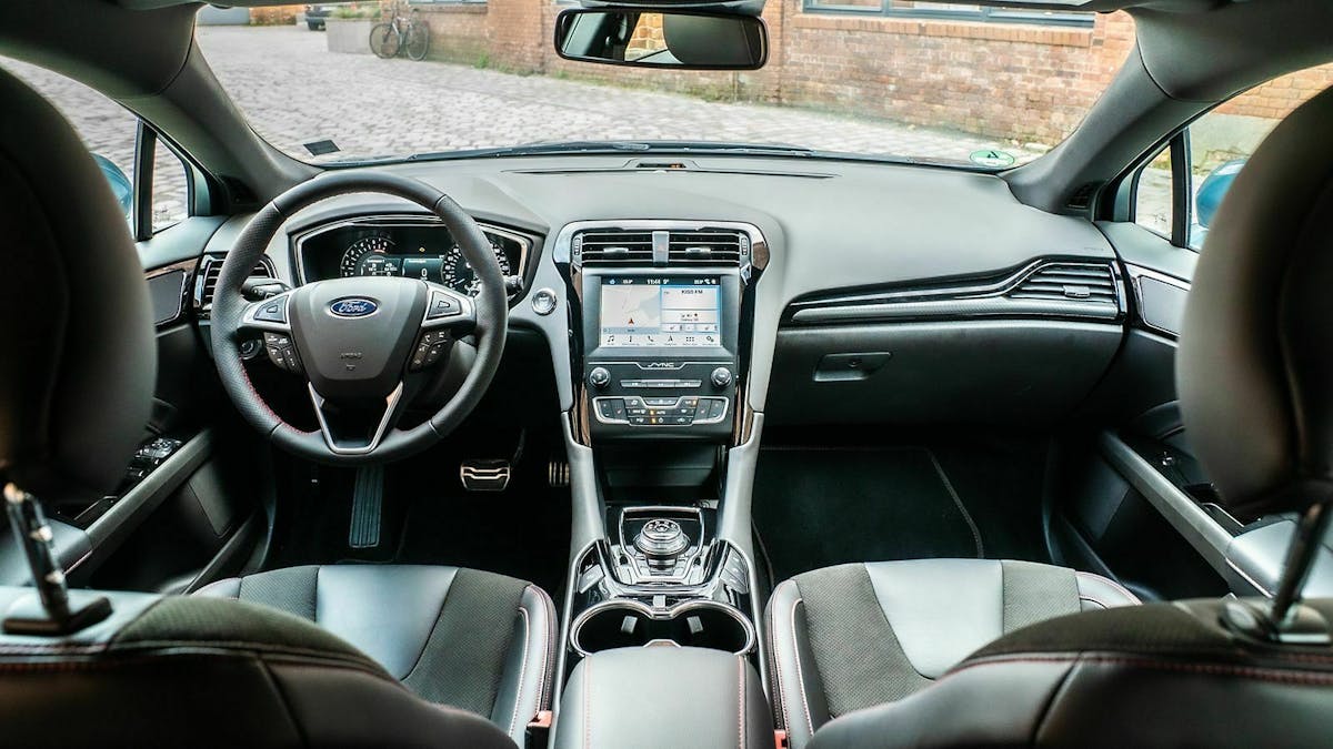 Zu sehen ist das Cockpit des Ford Mondeo