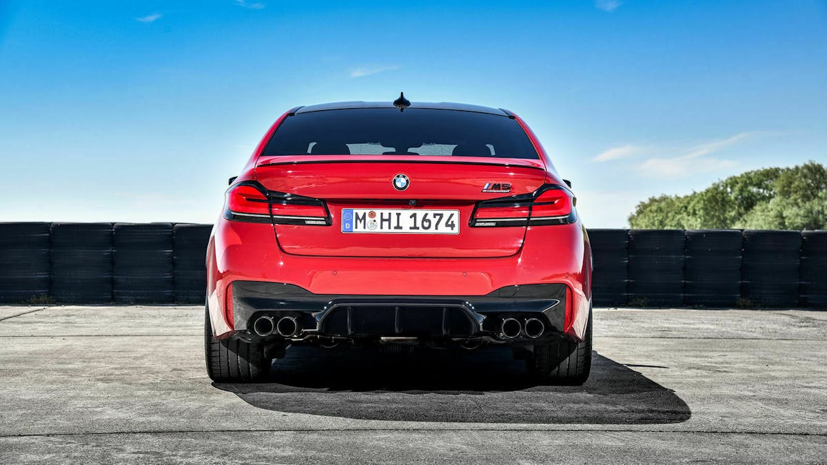 Zu sehen ist das Heck des neuen BMW M5 2020