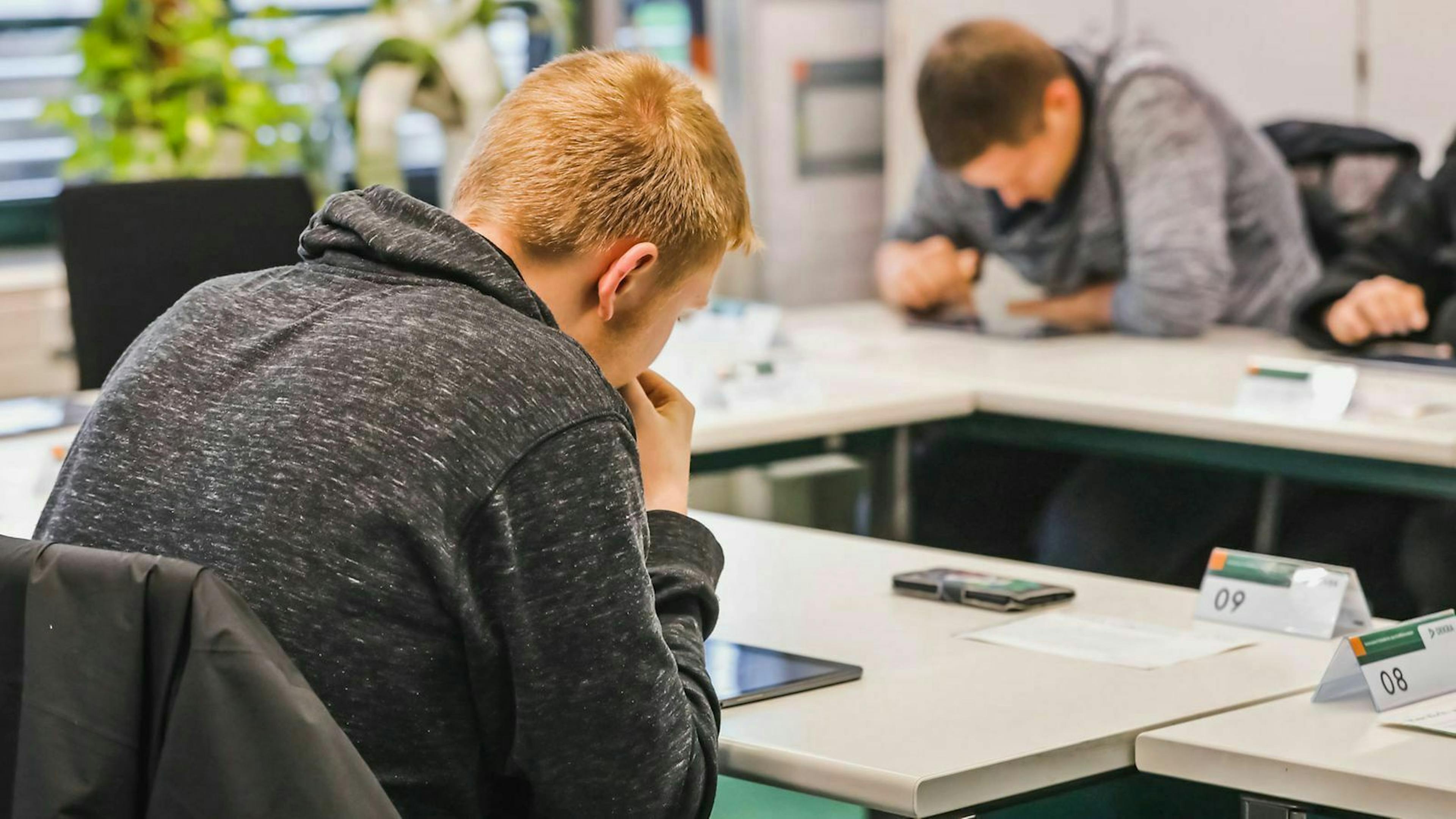 Im Internet kannst Du den Führerscheintest durchspielen und so Dein theoretisches Wissen testen.