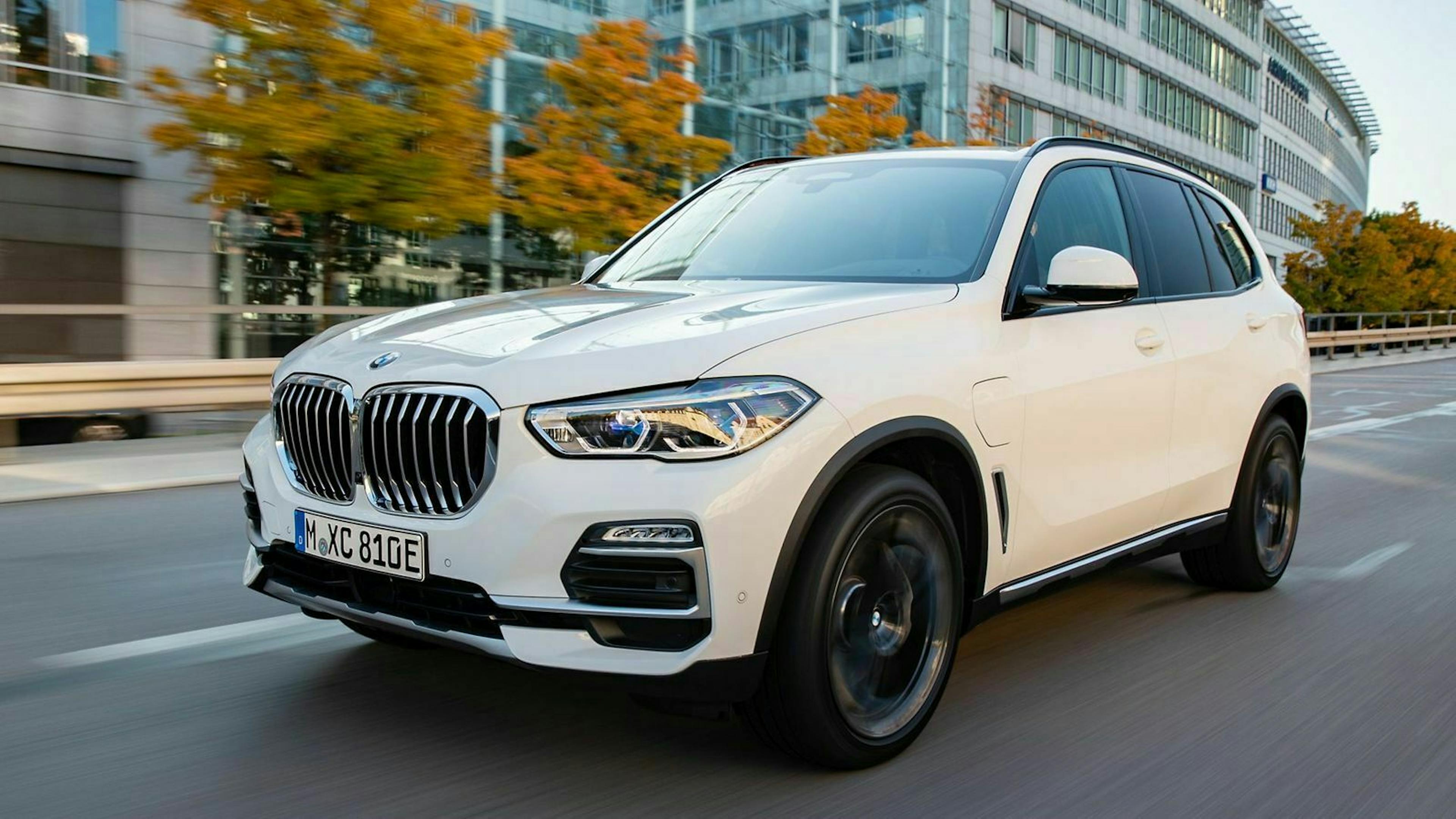 BMW X5 in der Ansicht von links-vorne, fahrend in urbanem Umfeld