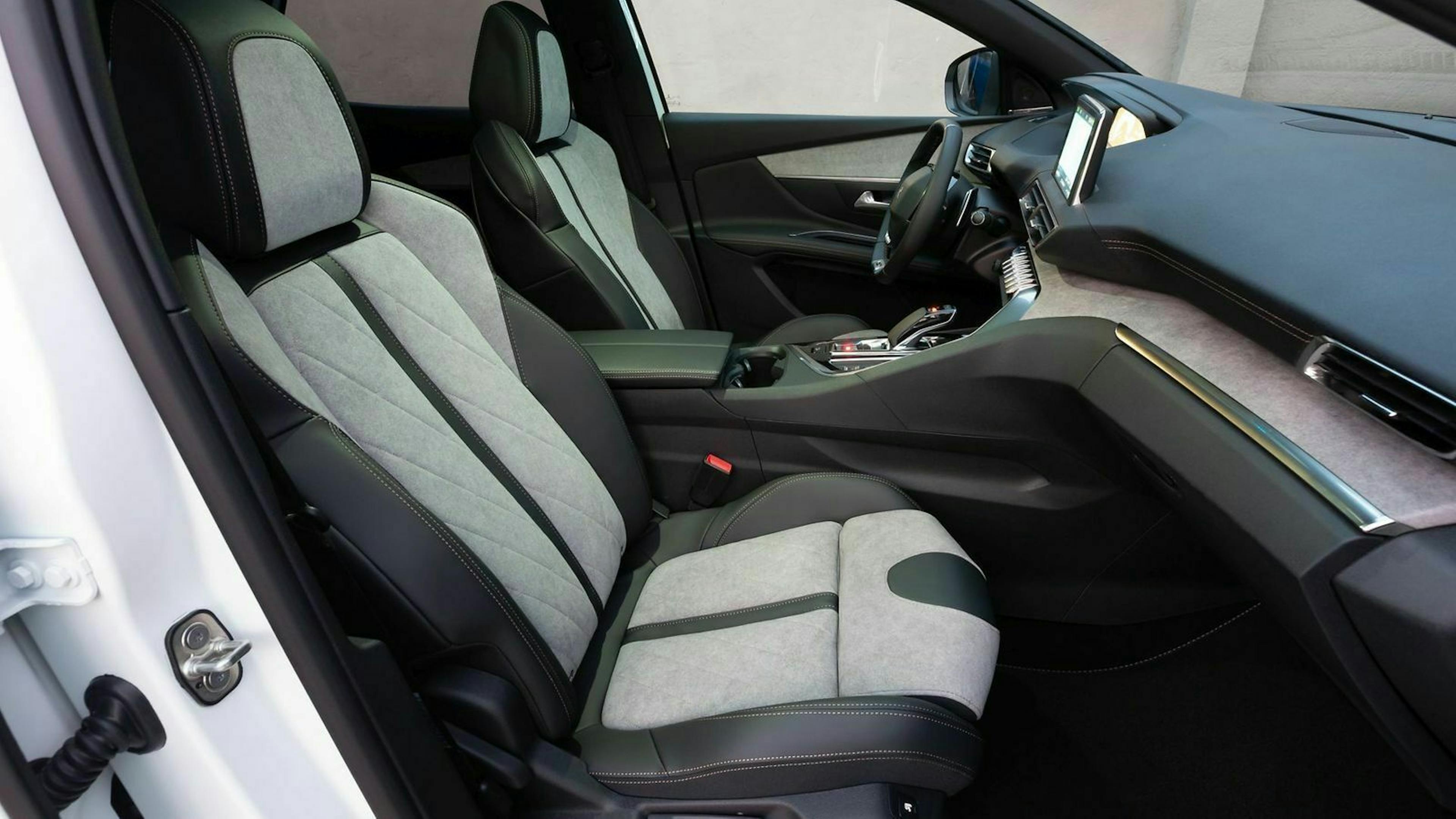 Zu sehen sind die Vordersitze des Peugeot 3008 Hybrid4