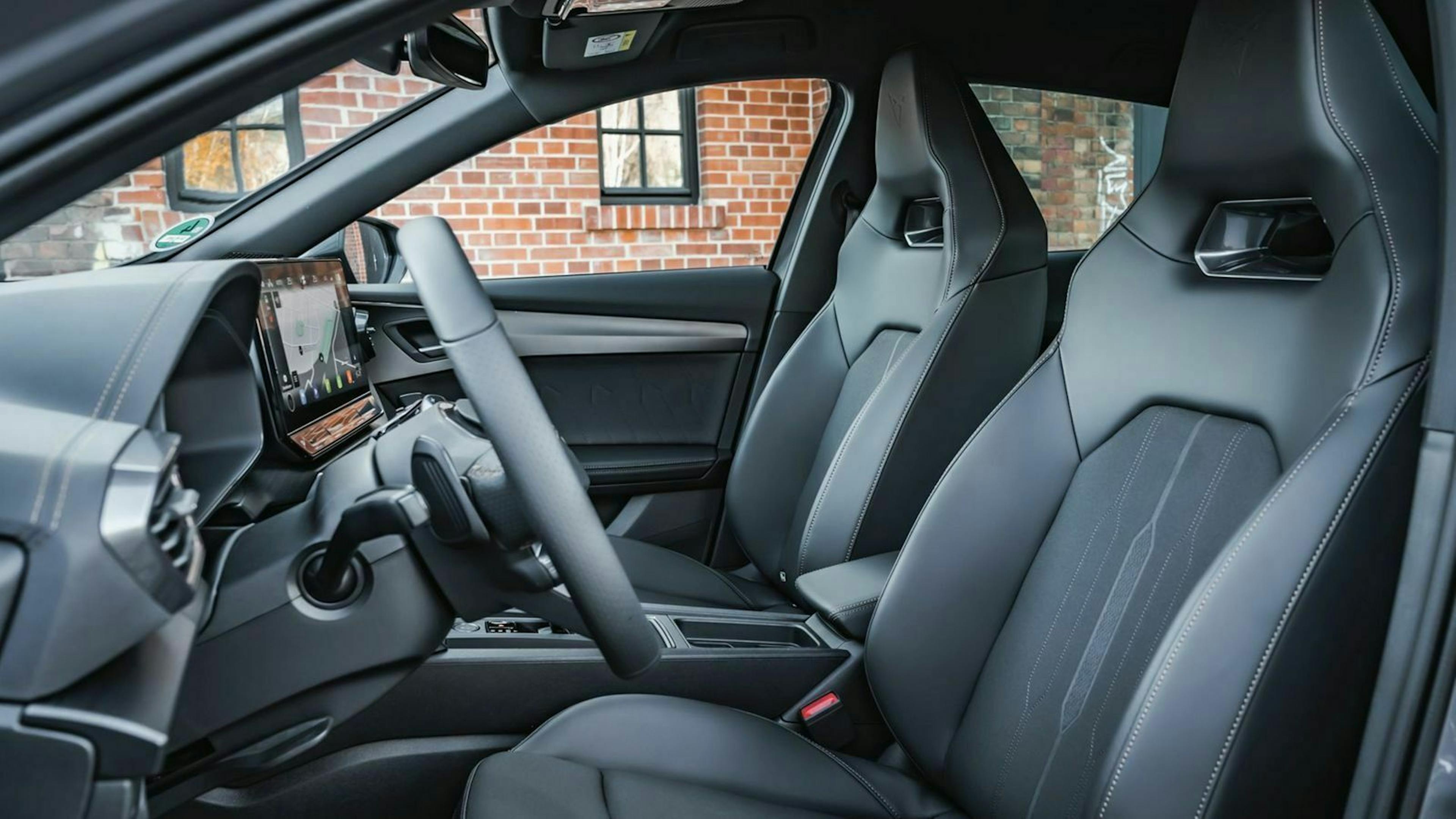 Zu sehen sind die Vordersitze des Cupra Formentor 