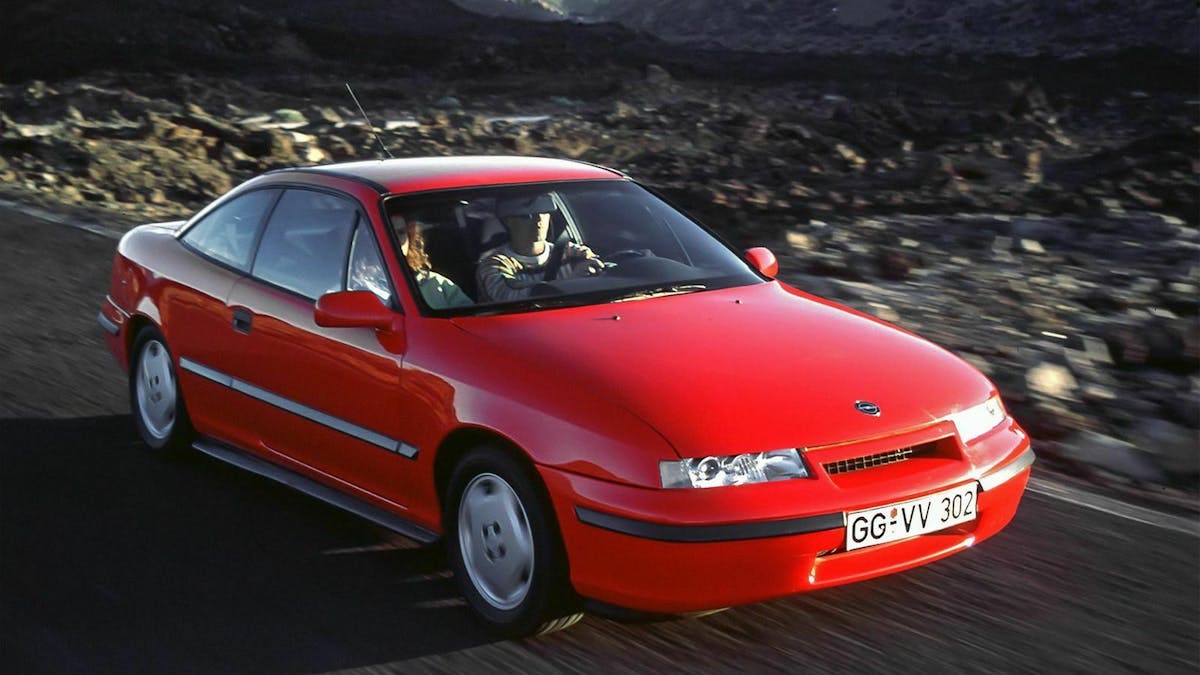 Roter Opel Calibra Seitenansicht fahrend