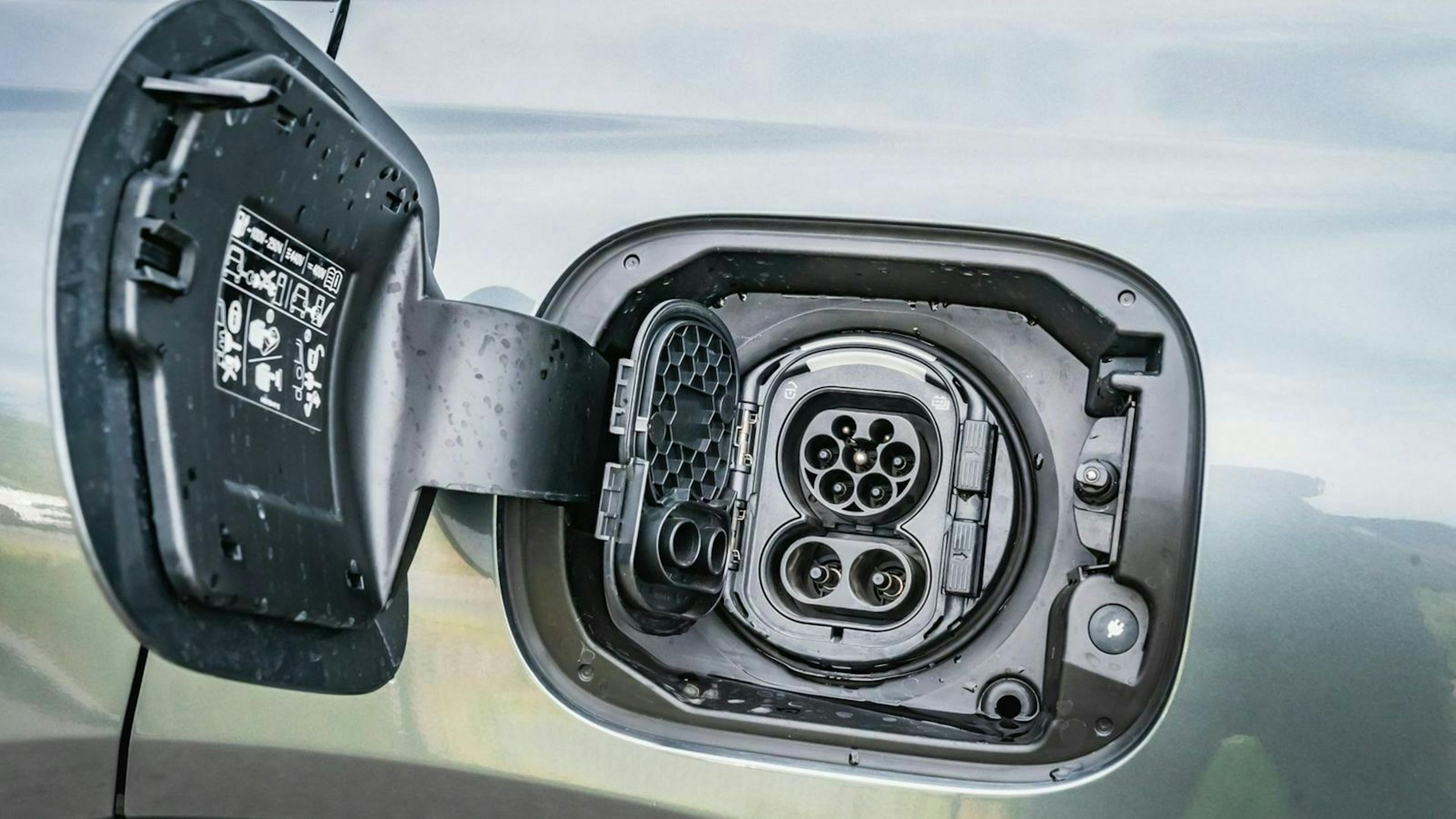 Zu sehen ist der Plug-In-Port des Mercedes GLE