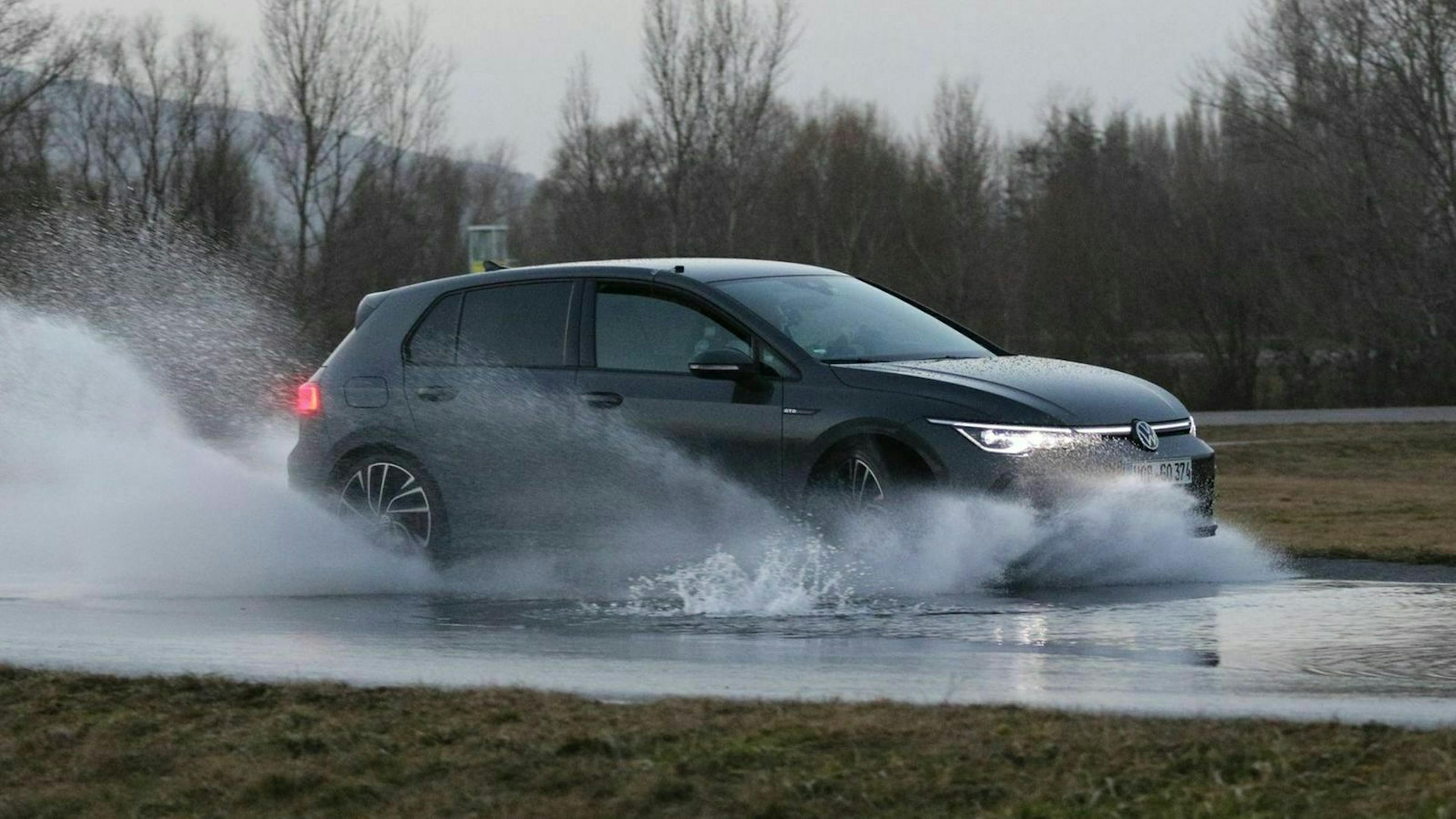 Zu sehen ist der Golf GTD , fahrend