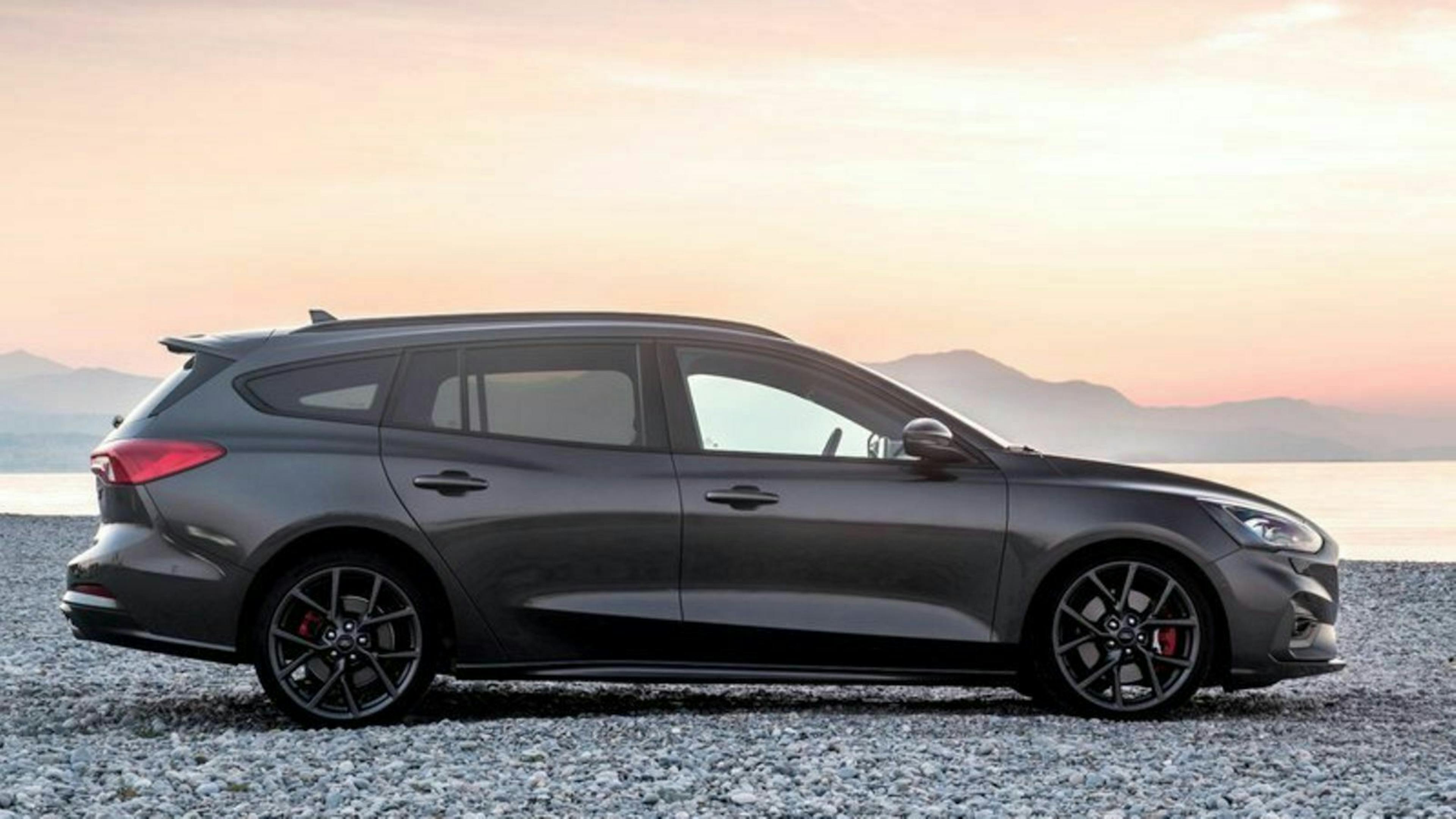  Ein schwarzer Ford Focus Turnier steht an einem Kieselstrand