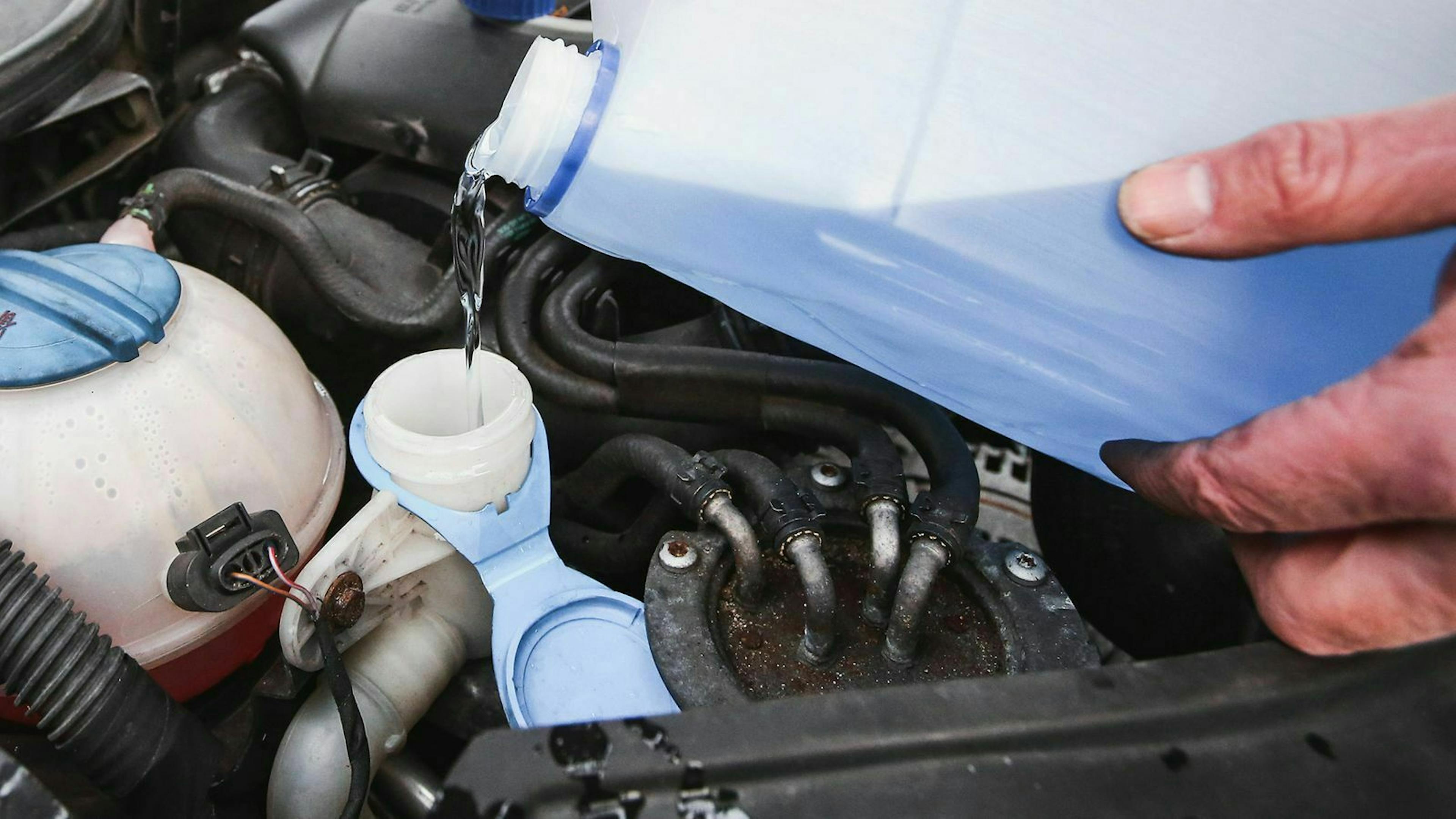 Der Stand des Kühlmittels sollte im Idealfall vor der Wintersaison geprüft werden.