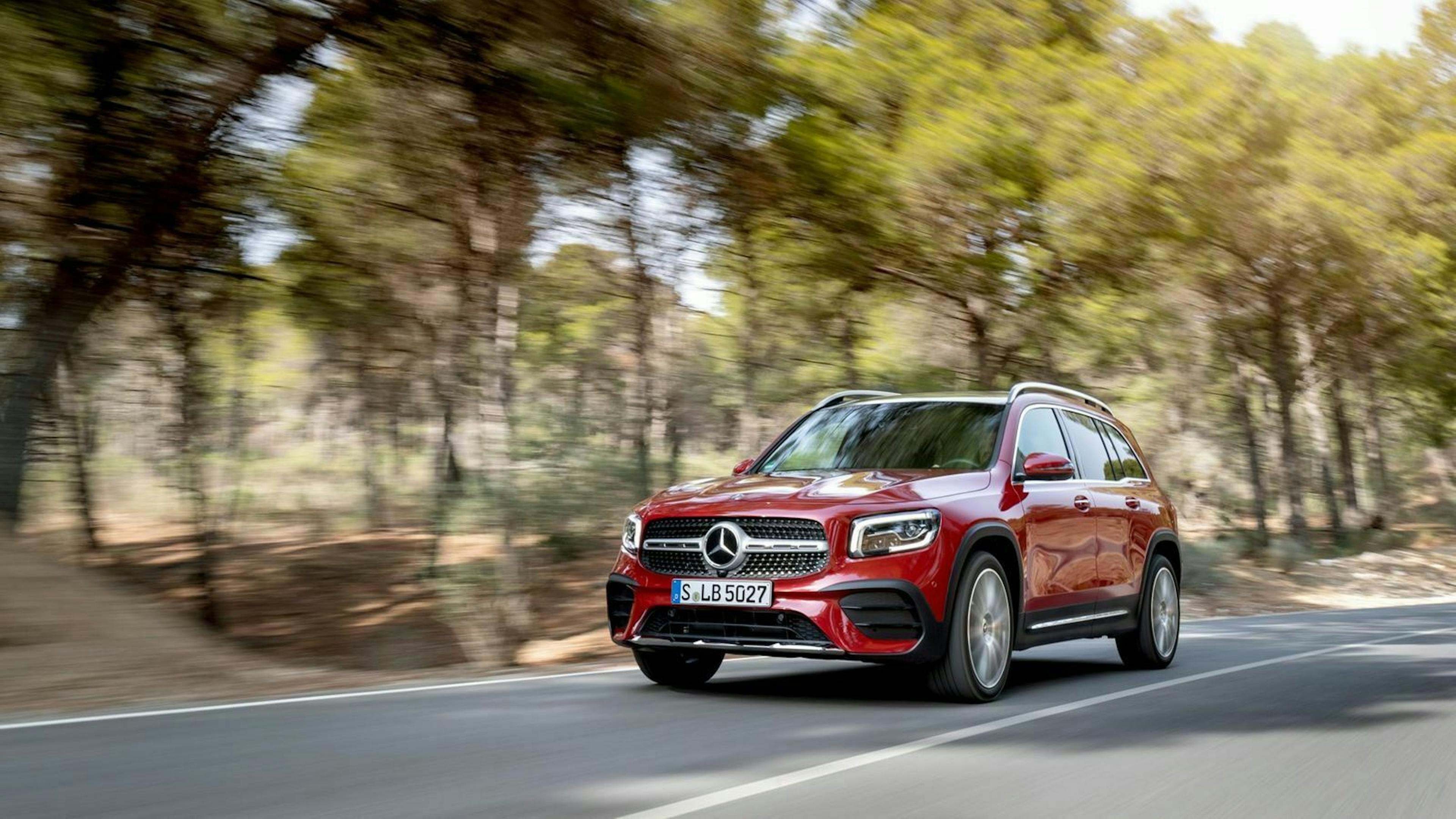 Der Mercedes GLB in Frontansicht fahrend