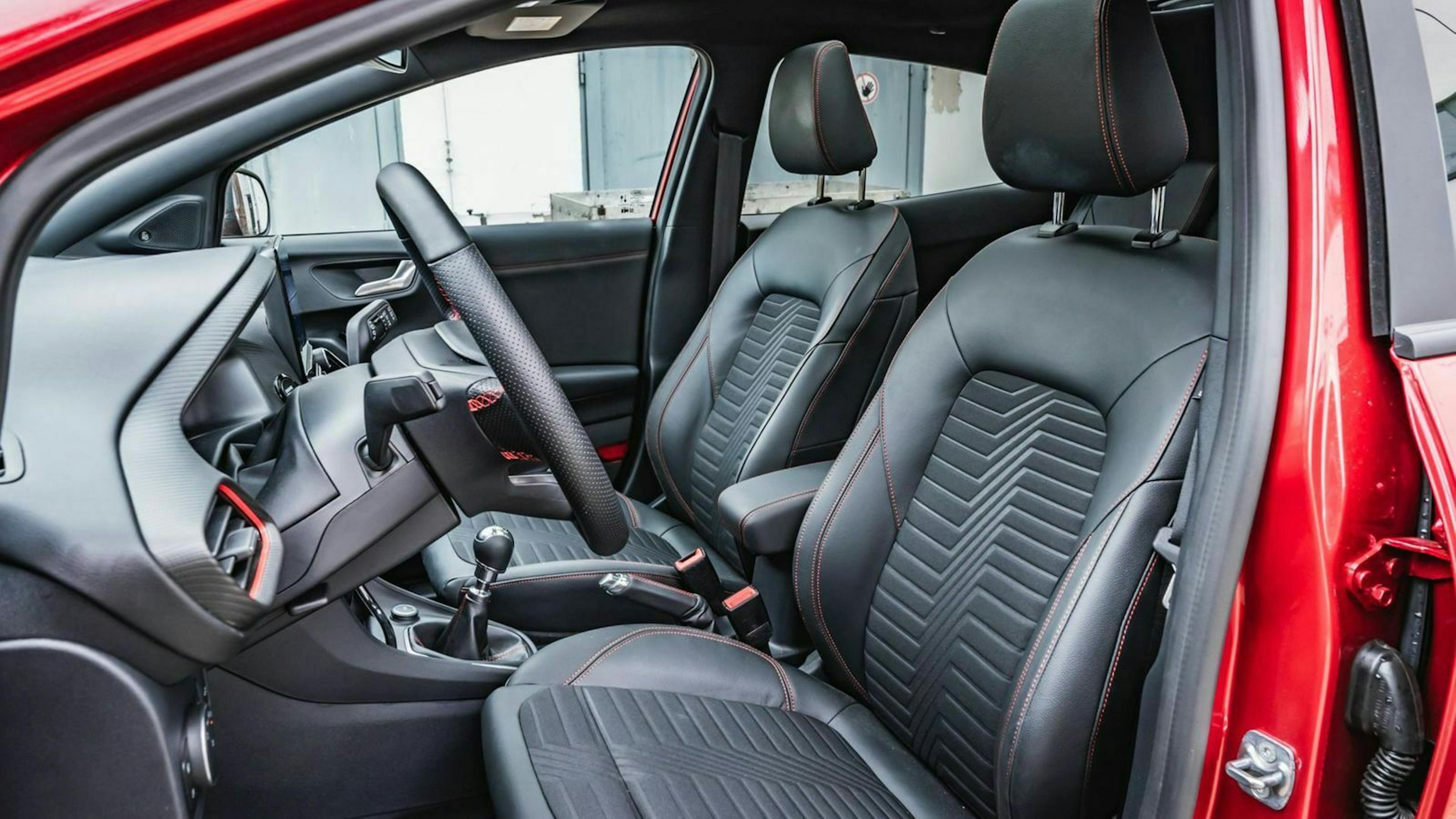 Zu sehen sind die Vordersitze des Ford Puma 