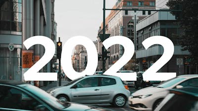 Stadtverkehr von der Seite mit 2022 Schriftzug