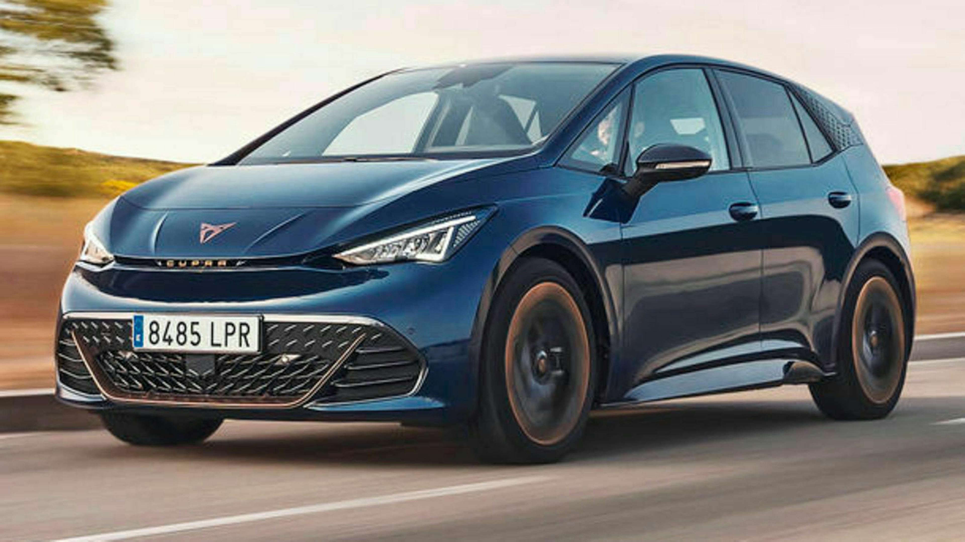 Ein schwarzer Cupra Born fährt über eine Landstraße