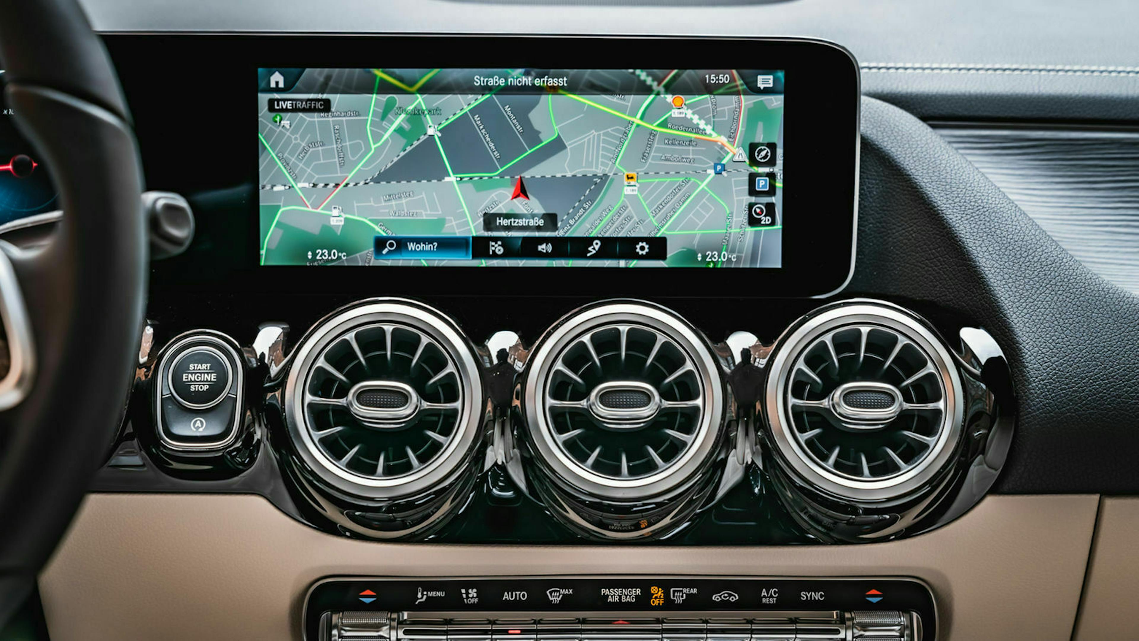 Zu sehen ist der Infotainment-Bildschirm des Mercedes GLA 200