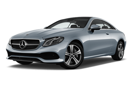 Silbernes Mercedes-Benz Coupé, seitliche Ansicht. Moderne und elegante Karosserie mit markanten Scheinwerfern und sportlichen Felgen.