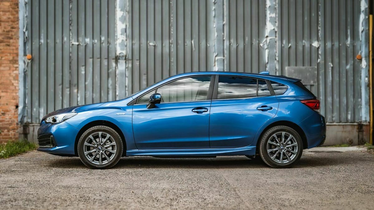 Zu sehen ist der Subaru Impreza E-Boxer Hybrid in seitlicher Position