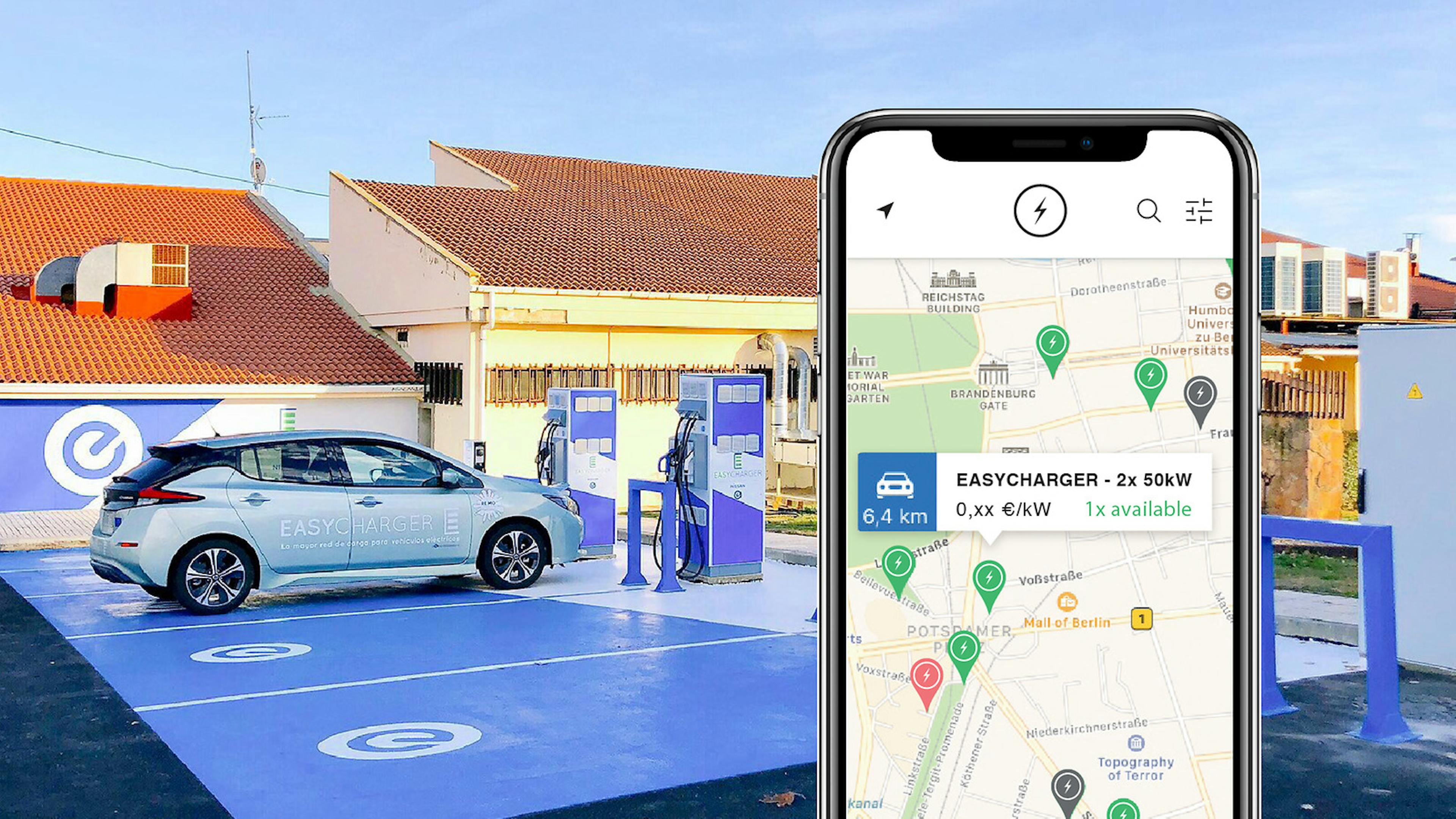 Im Vordergrund ist die Ladesäulenapp Plugsurfing auf einem Smartphone geöffnet, während im Hintergrund ein Nissan Leaf parkt.