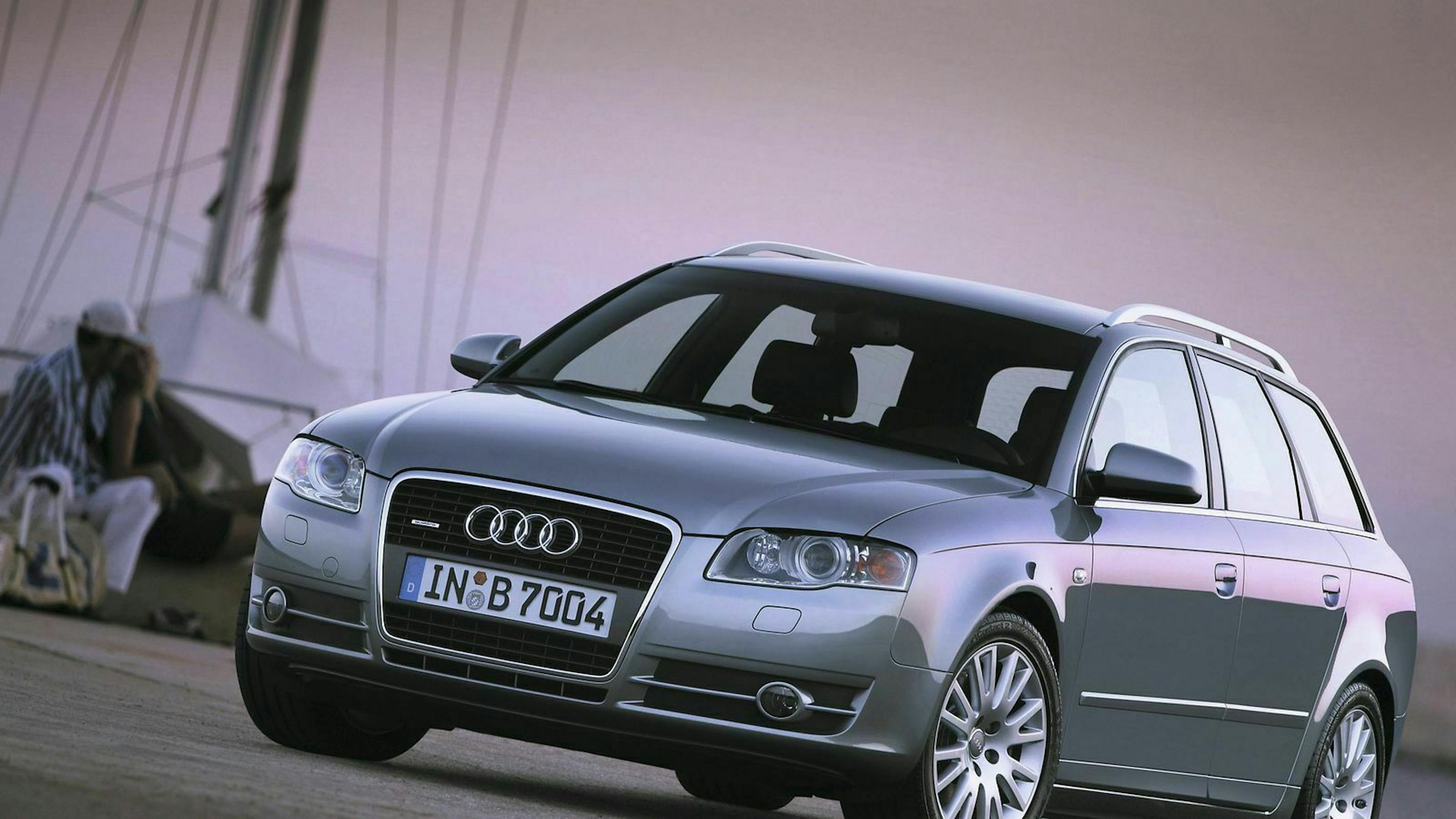 Bevor dein Oldtimer sein Winterquartier bezieht, solltest du ihn gründlich reinigen.