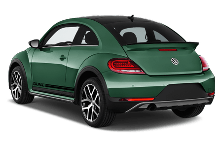 Grüner Volkswagen Beetle Dune mit schwarzem Dach und Rückspoiler, von hinten fotografiert.