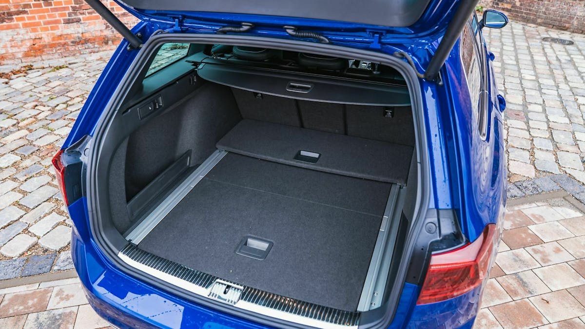 VW Passat Variant in der Heckansicht, bei geöffneter Kofferraumklappe