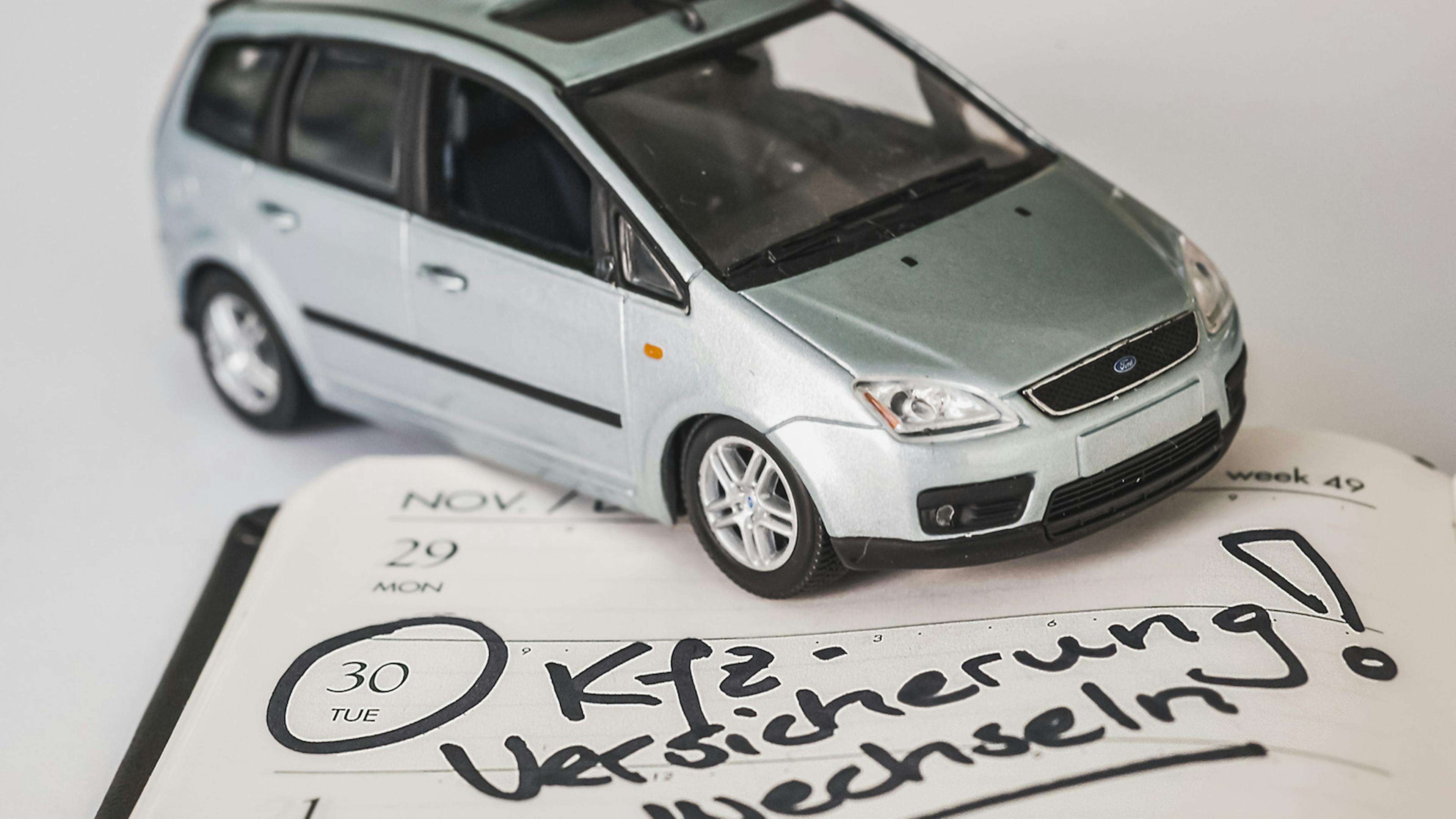 Im Kaufvertrag sollte festgehalten werden, dass der Käufer sich verpflichtet, das Auto umgehend auf sich umzumelden.