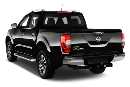 Schwarzer Nissan Navara Pickup, Rückansicht. Geparkter Wagen mit verchromten Details und getönten Scheiben.