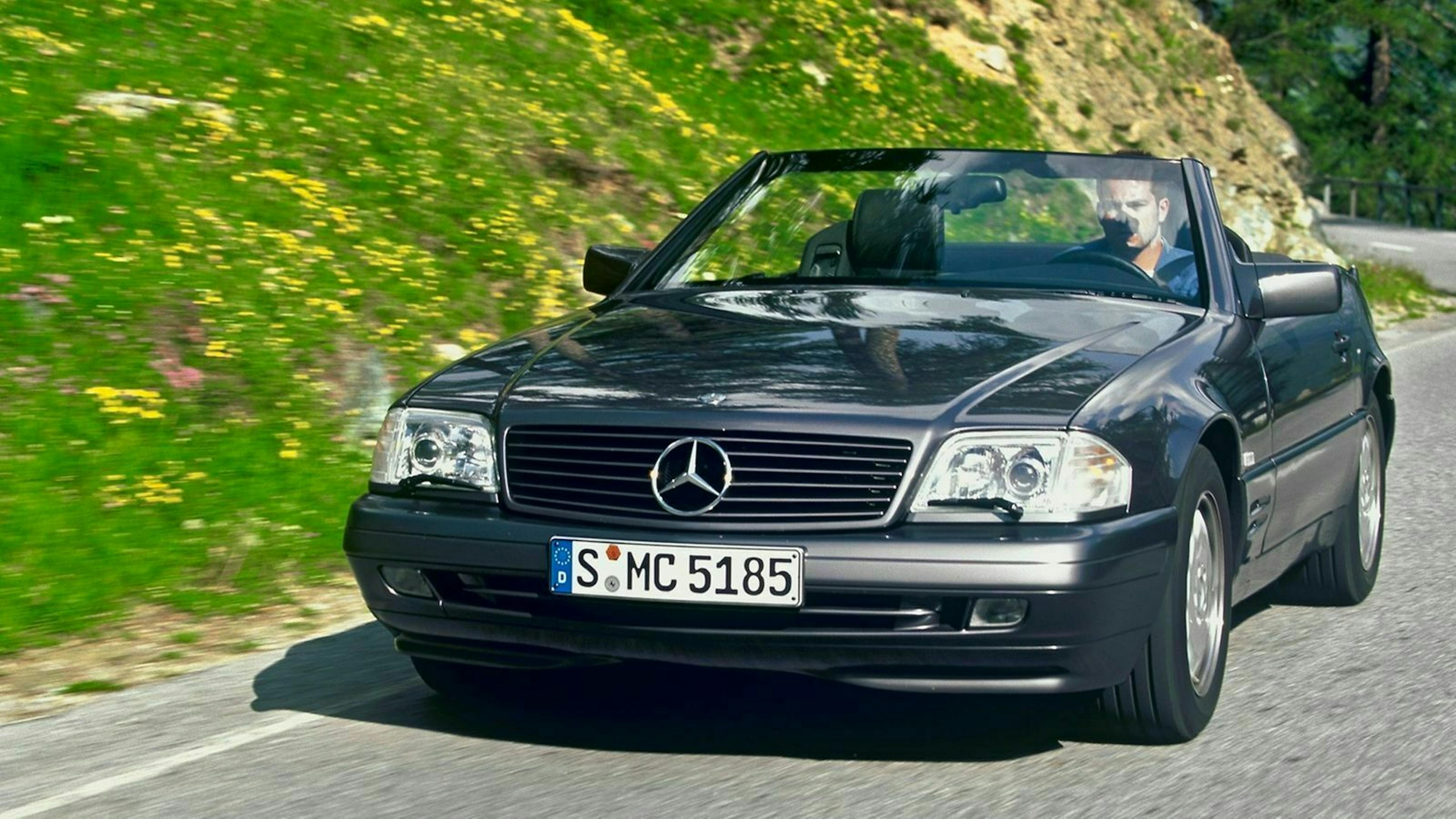 Mercedes SL in der Frontansicht, fahrend