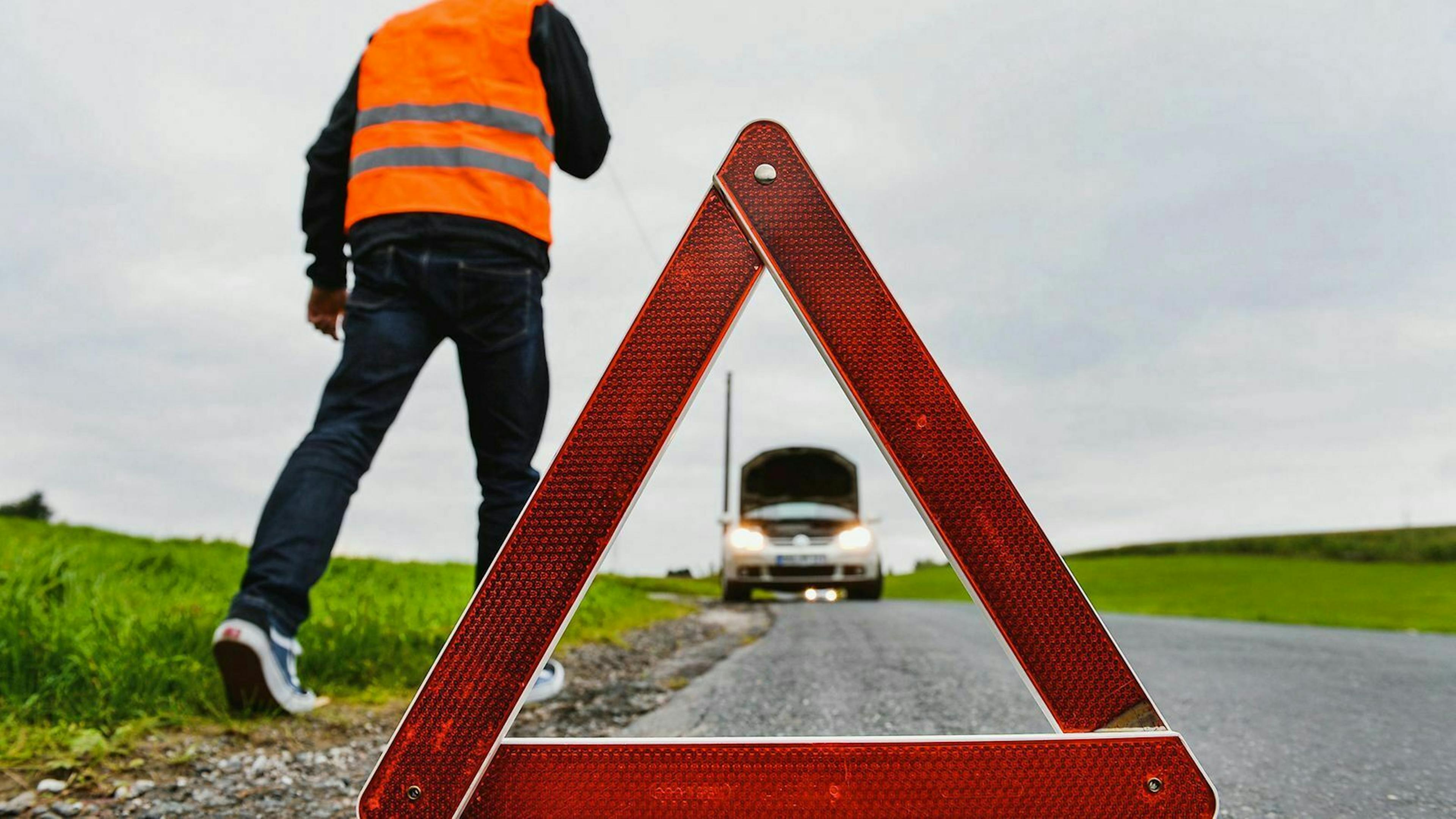 Die Temperatur des Kühlwassers siehst Du an der Anzeige im Cockpit des Autos. 