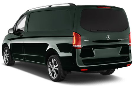 Dunkelgrüner Mercedes-Benz Transporter, Ansicht von hinten links, moderne Rückleuchten und getönte Fenster auf einem weißen Hintergrund.