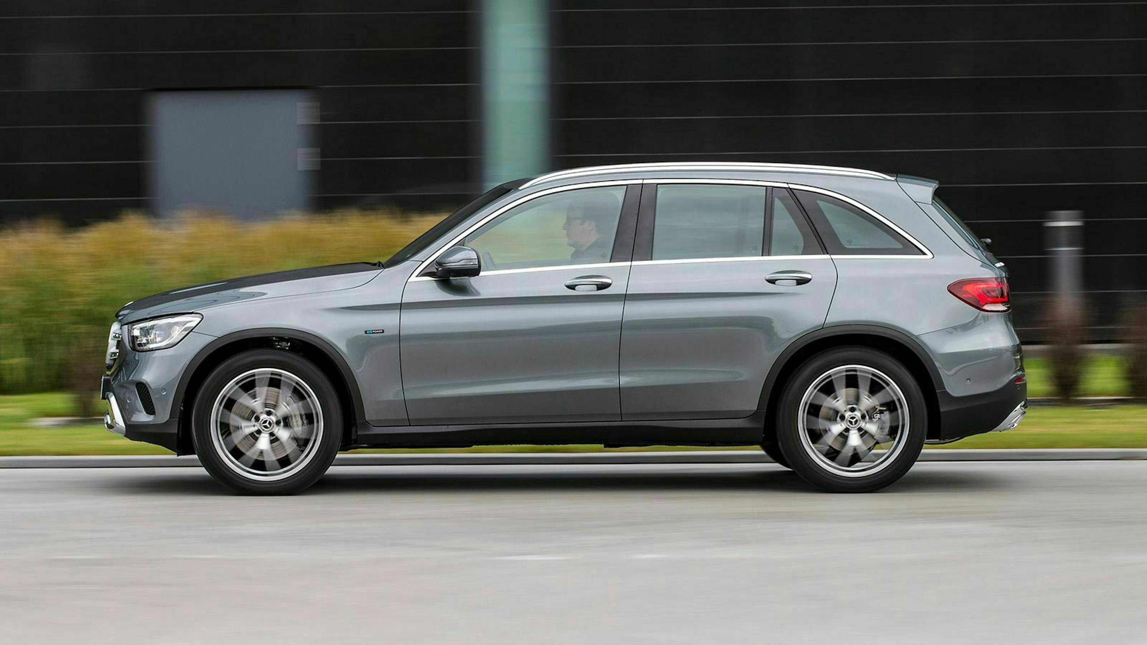 Der Mercedes GLC in der Farbe 'selenitgrau metallic'