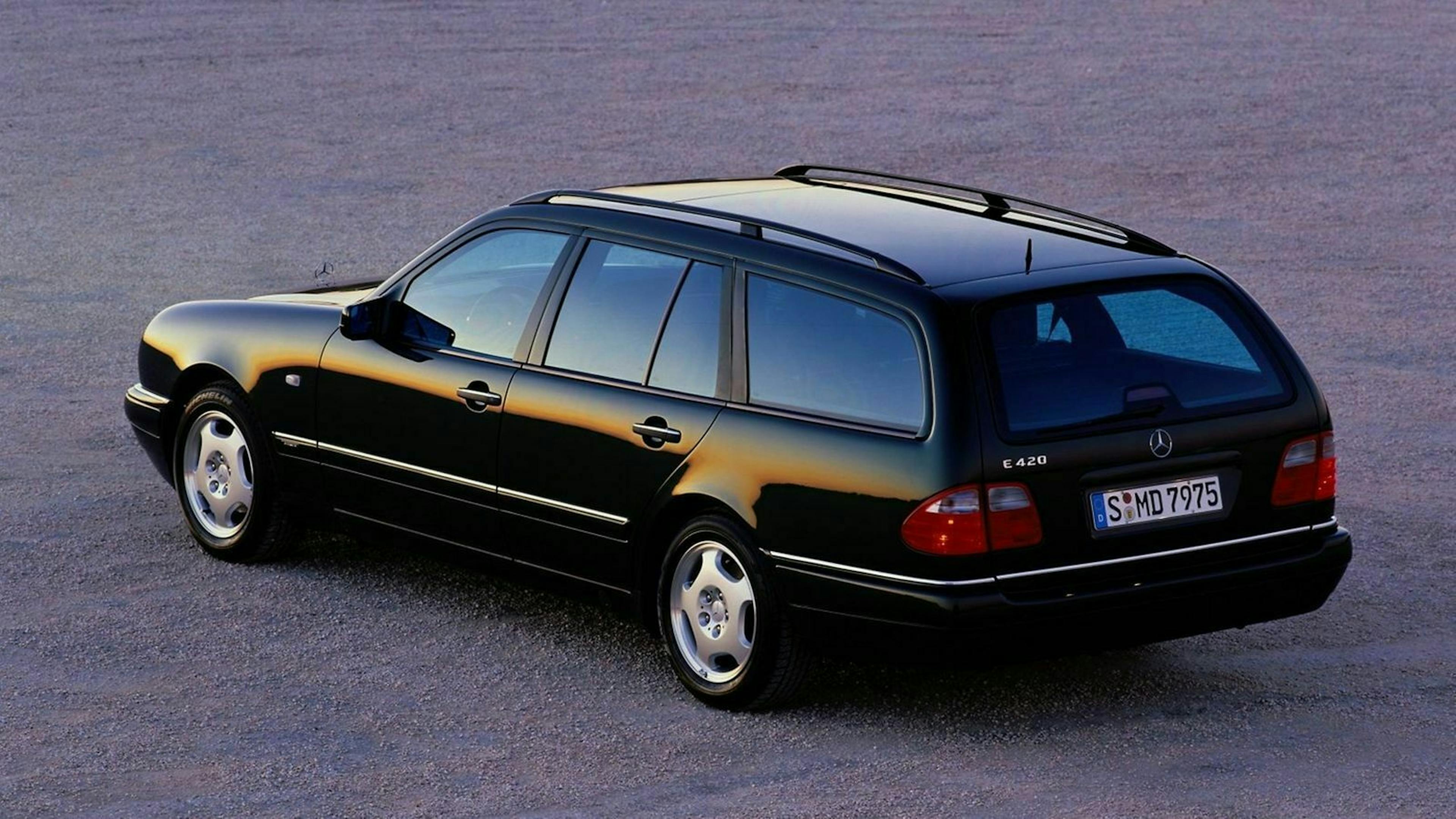 Mercedes E-Klasse Kombi in der Ansicht von hinten-links, stehend